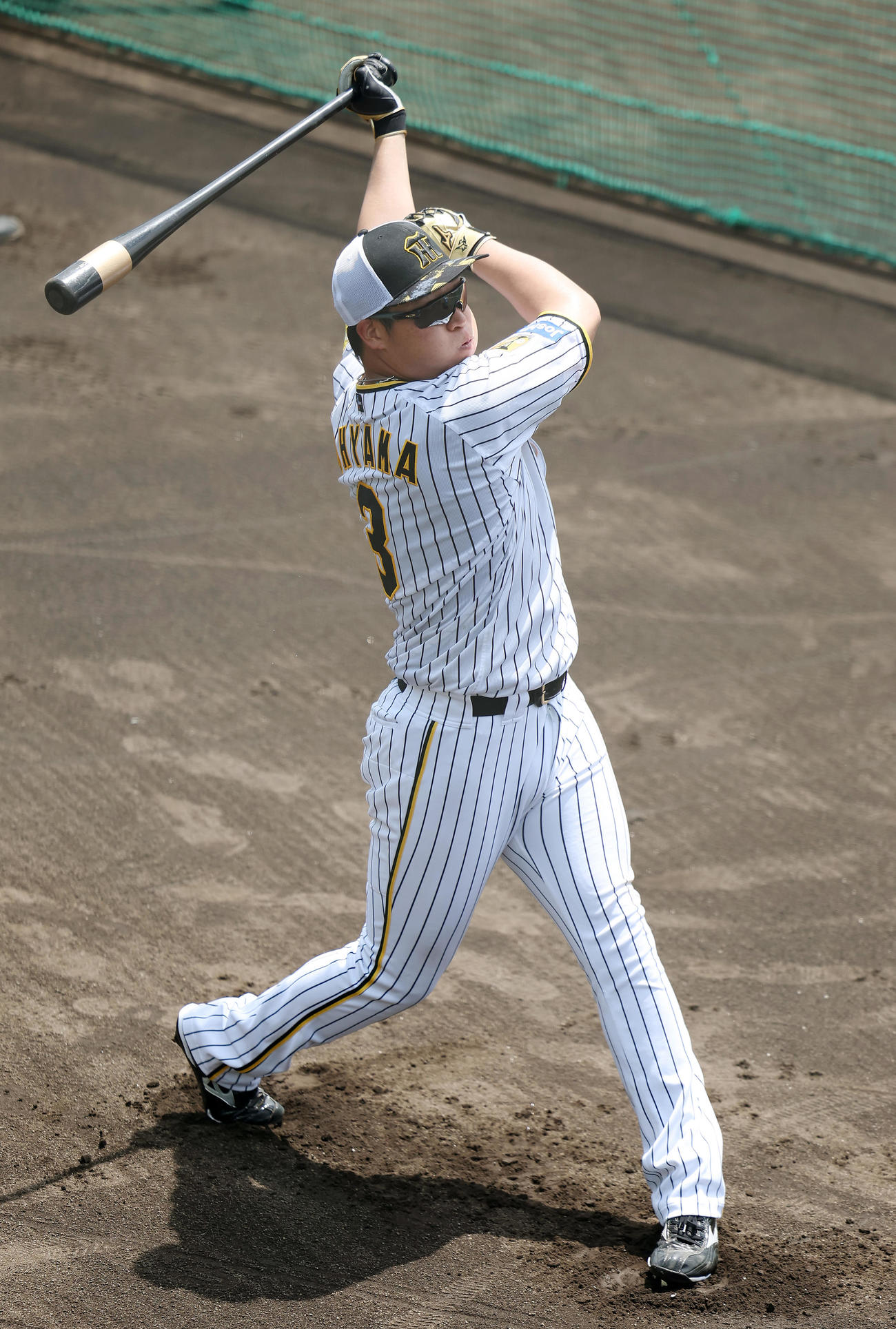 鳴尾浜球場で打ち込む阪神大山（撮影・前田充）