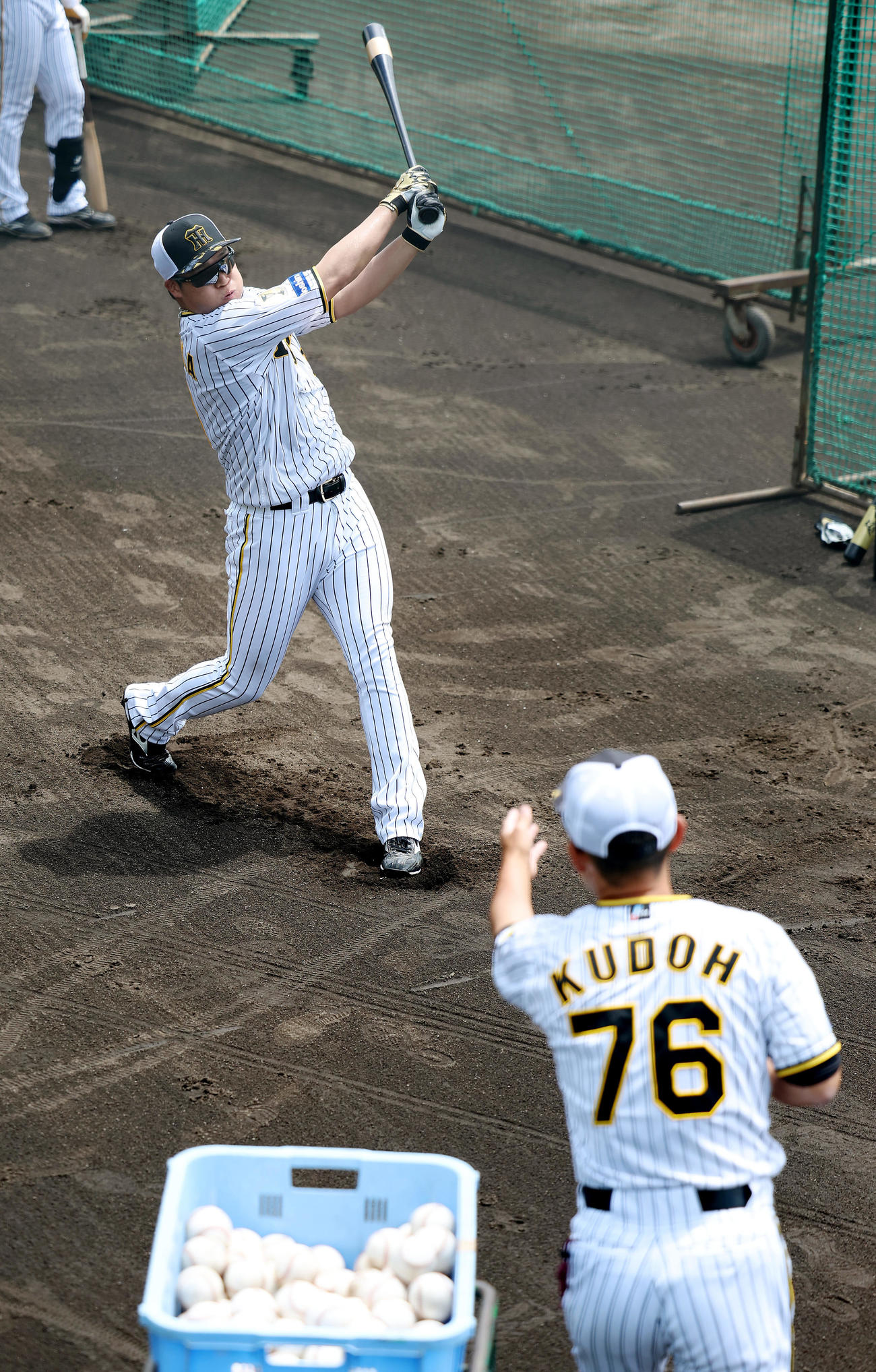 鳴尾浜球場で打ち込む阪神大山（撮影・前田充）