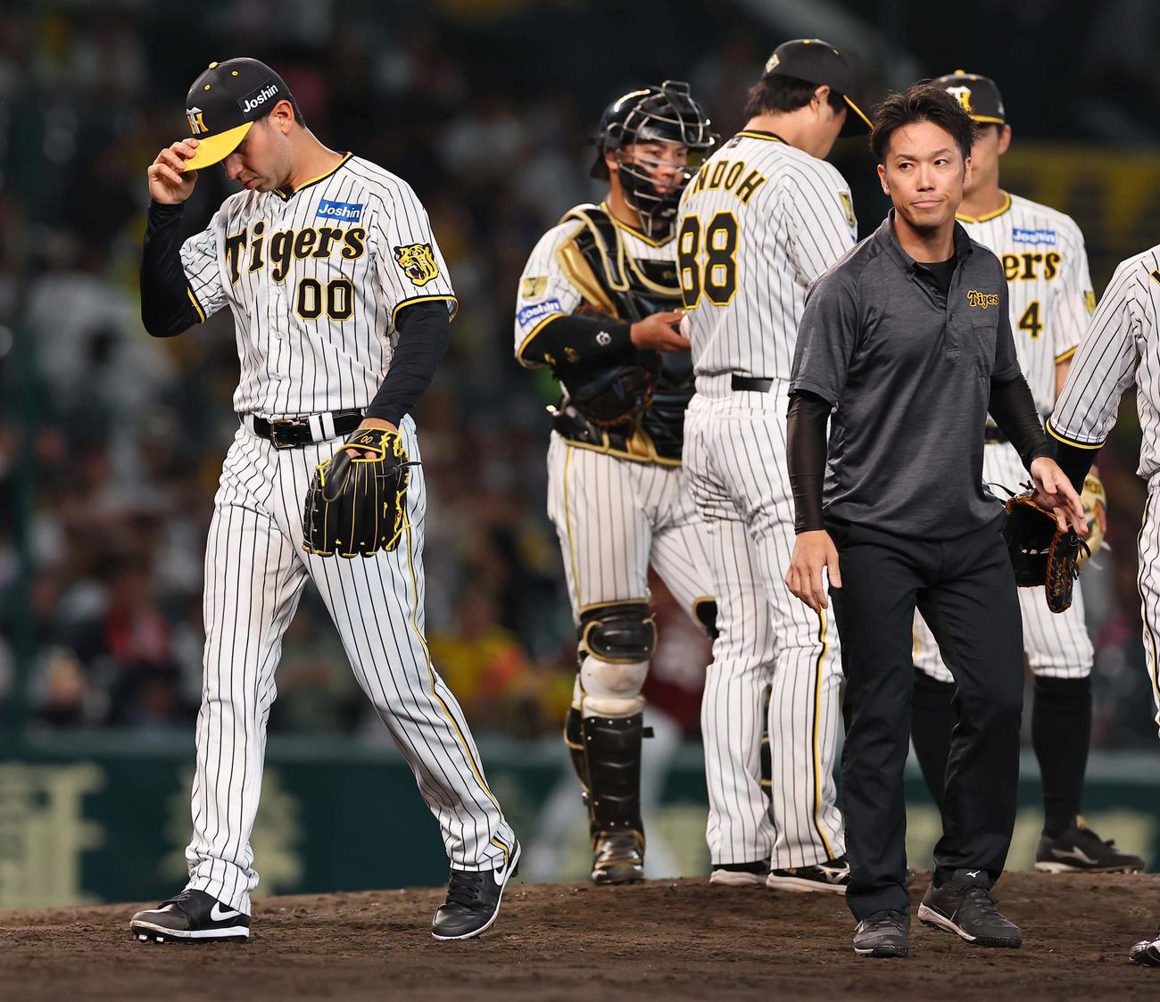 阪神対楽天　10回表、2失点で降板となったゲラ（左）（2024年6月4日撮影）