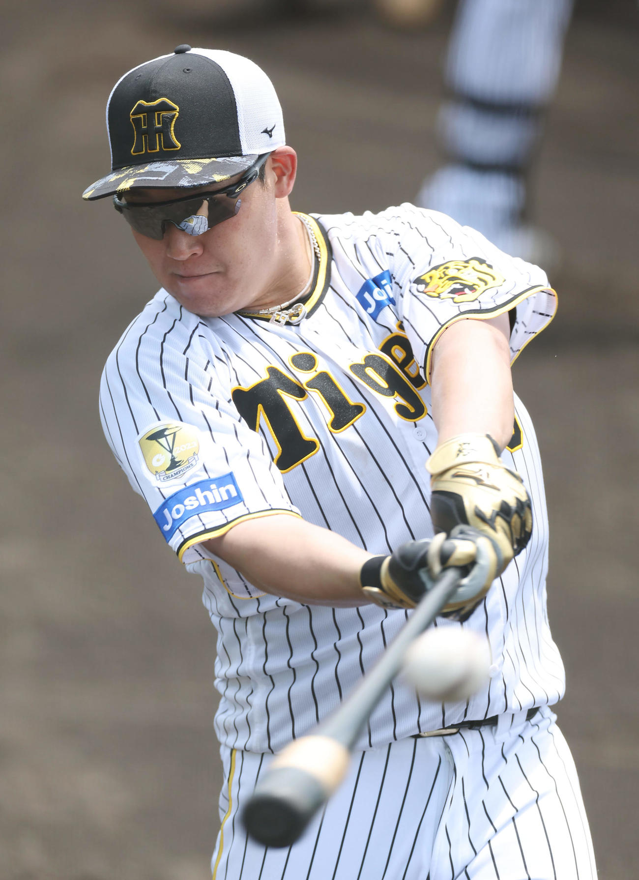 鳴尾浜球場で打ち込む阪神大山（撮影・前田充）