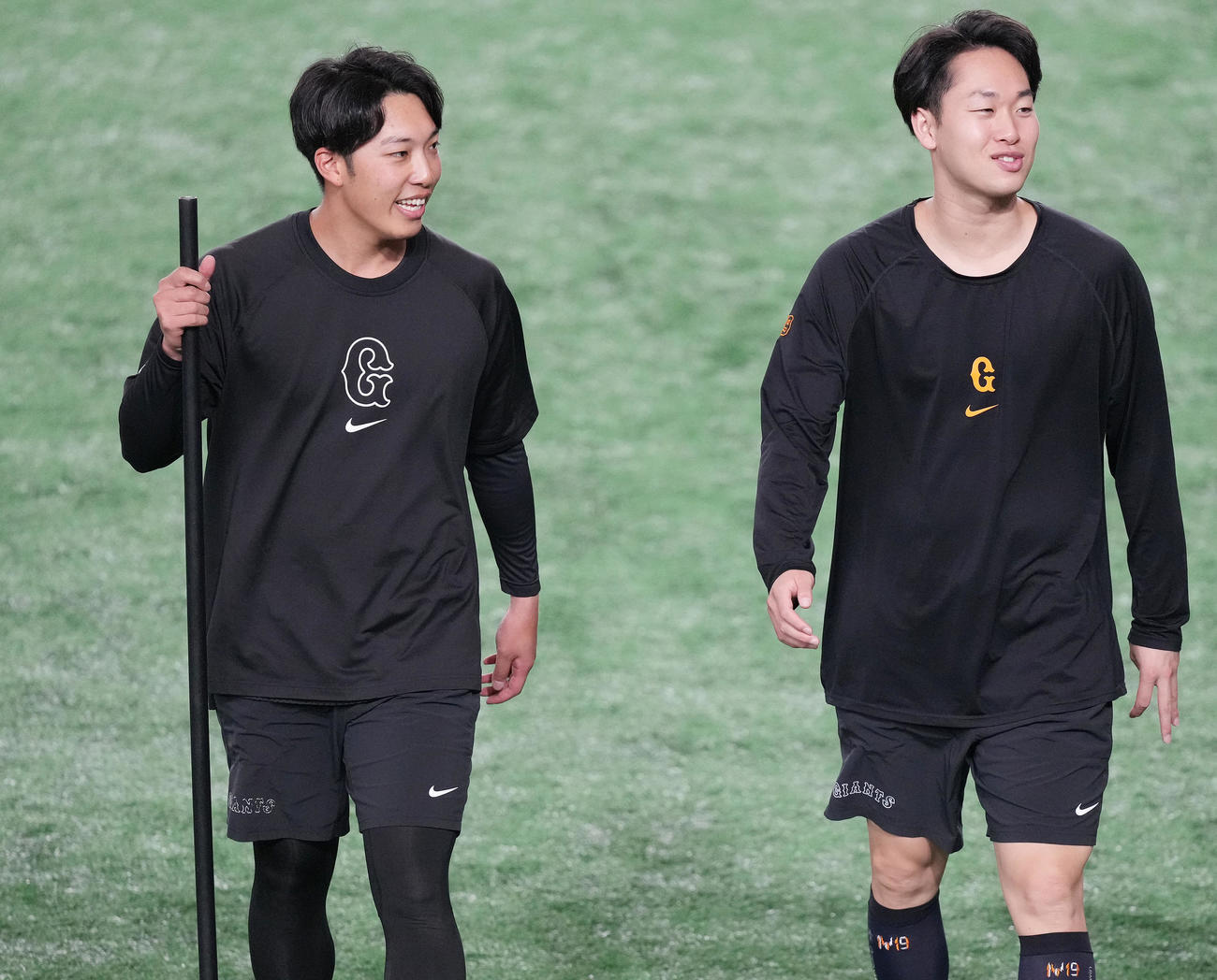 巨人対ロッテ　試合前練習で談笑する巨人赤星（左）と山崎伊（撮影・鈴木みどり）