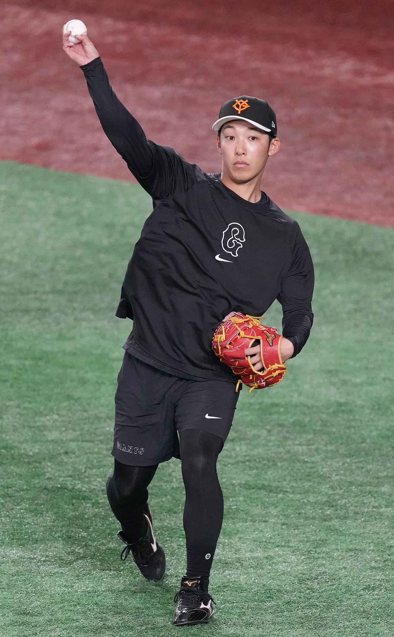 巨人対ロッテ　試合前練習でキャッチボールする巨人赤星（撮影・鈴木みどり）