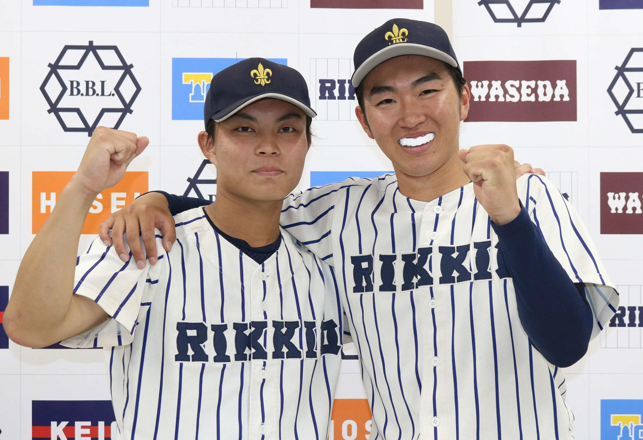 早大対立大　勝利に貢献しガッツポーズをする立大・佐藤（左）と佐山（撮影・水谷京裕）