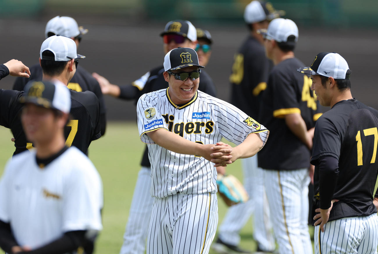 2軍に合流した阪神大山（中央）。右は青柳（撮影・前田充）
