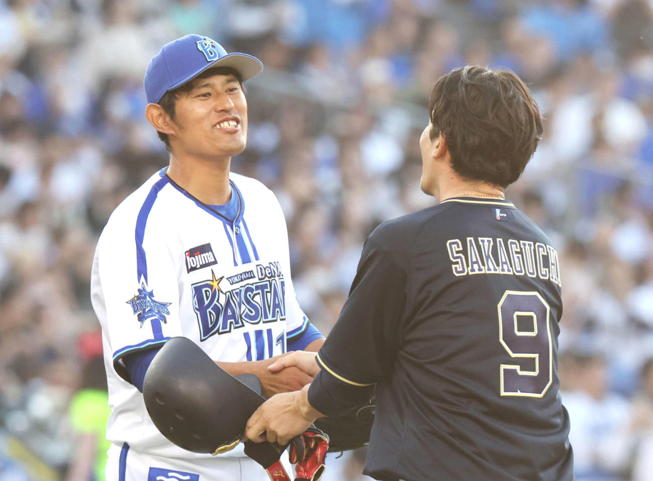 DeNA対オリックス　OB1打席対決で坂口氏（右）と対決した井納氏（撮影・宮地輝）