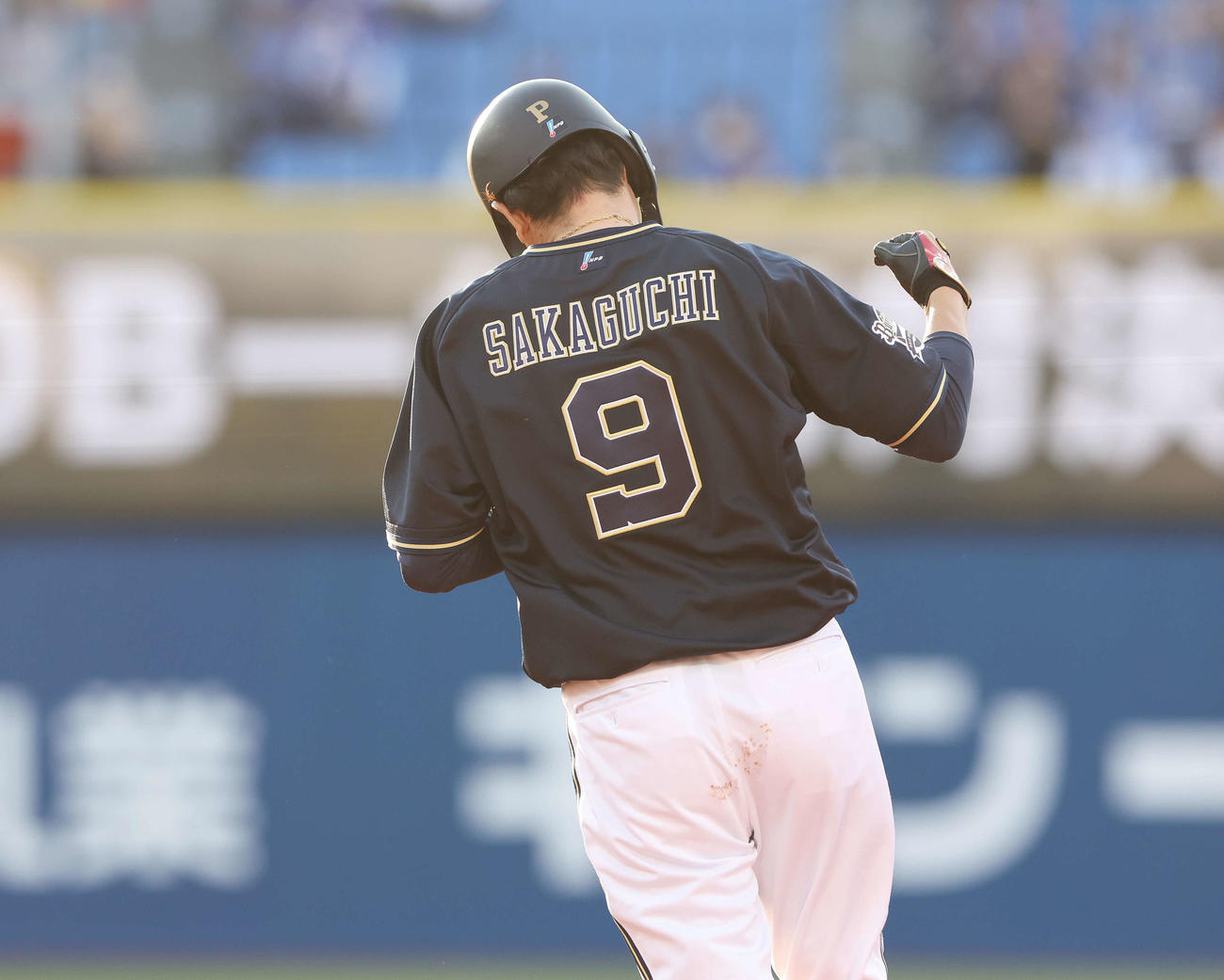 DeNA対オリックス　OB1打席対決で打席に立ち右二塁打を放ちガッツポーズする坂口氏（撮影・宮地輝）