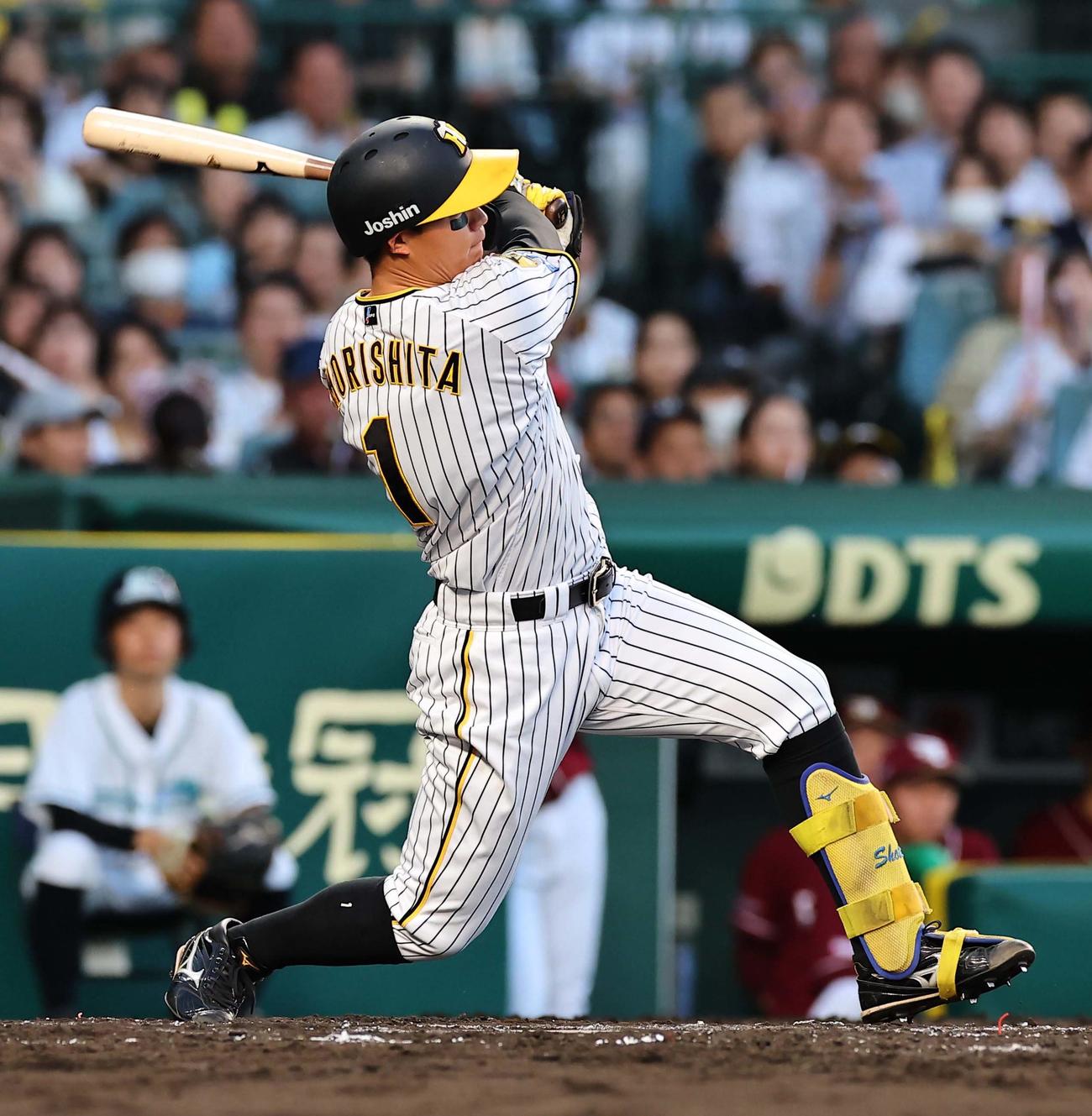 阪神対楽天　3回裏阪神2死二塁、森下は内野安打を放つ（撮影・上田博志）