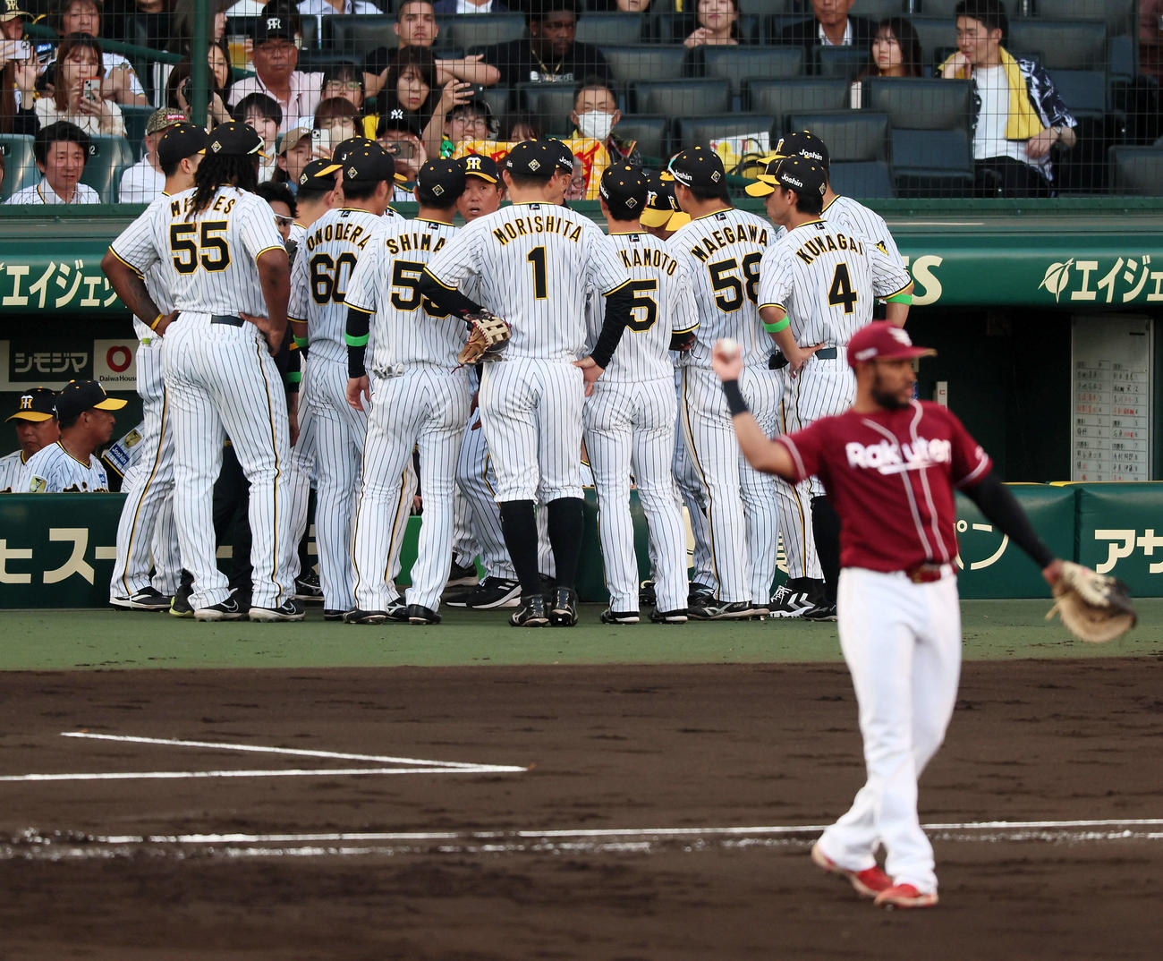 阪神対楽天　3回裏を前に早くもベンチ前で円陣を組んだ阪神ナイン（撮影・加藤哉）