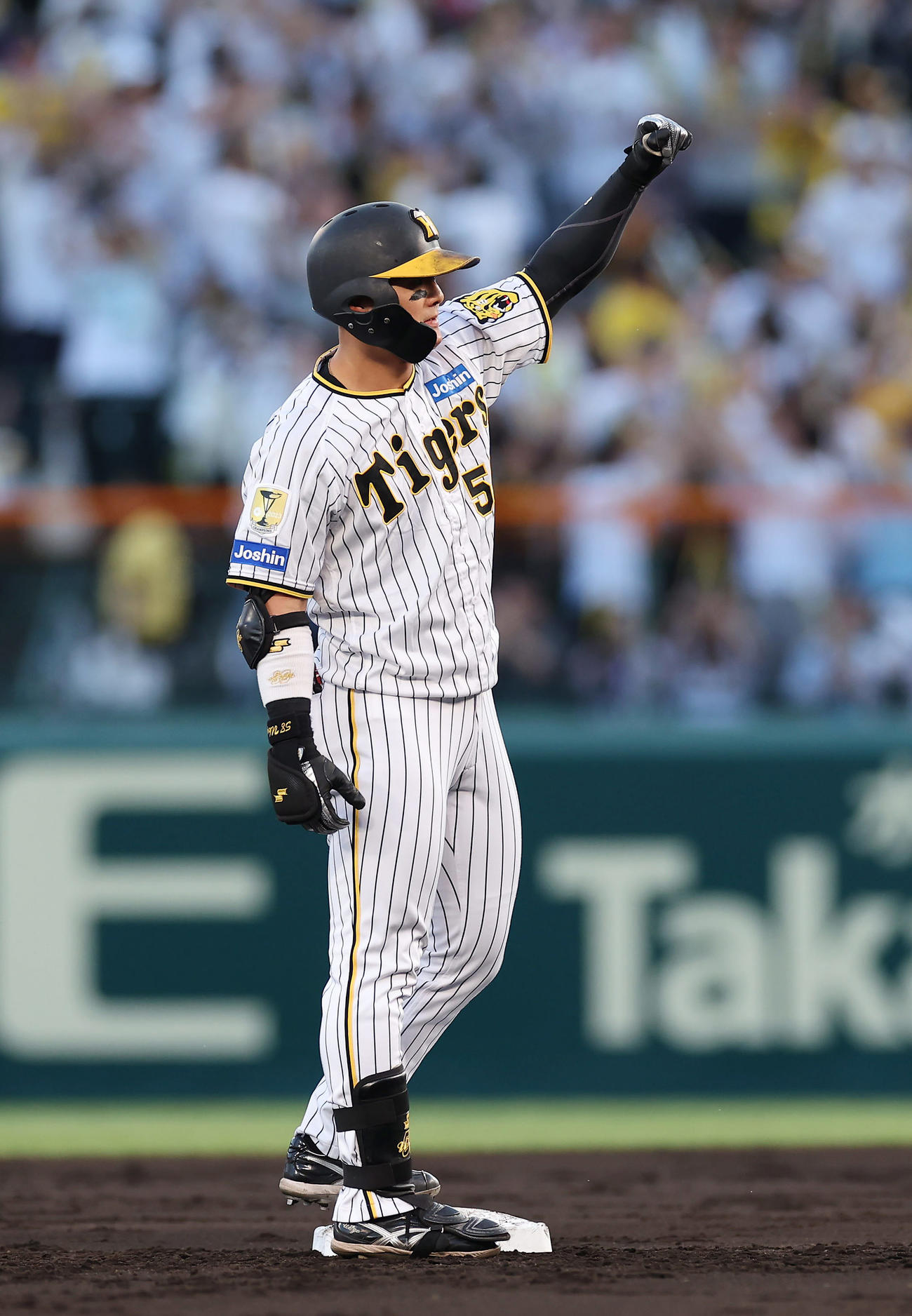 阪神対楽天　3回裏阪神2死一塁、右中間へ適時二塁打を放ちガッツポーズする前川（撮影・前田充）