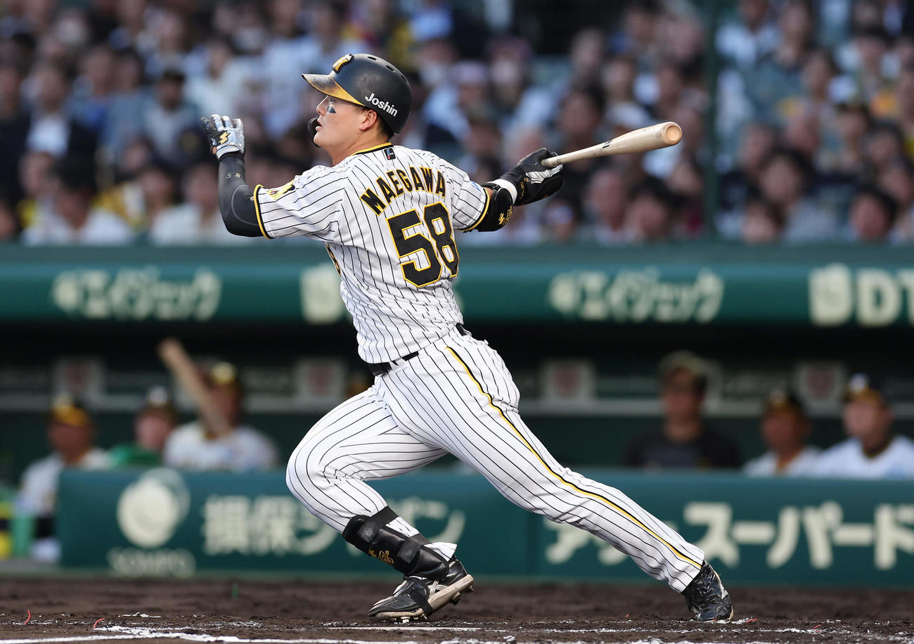 阪神対楽天　3回裏阪神2死一塁、右中間へ適時二塁打を放つ前川（撮影・前田充）