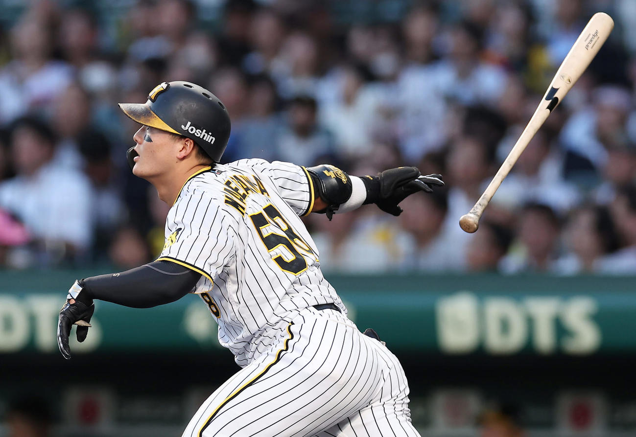 阪神対楽天　3回裏阪神2死一塁、右中間へ適時二塁打を放つ前川（撮影・前田充）