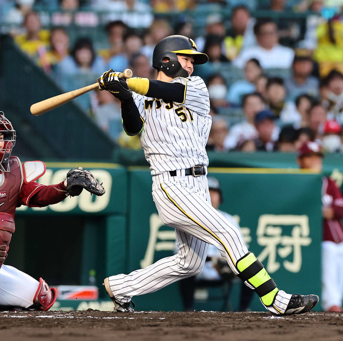 阪神対楽天　3回裏阪神2死、中野は右前打を放つ（撮影・上田博志）