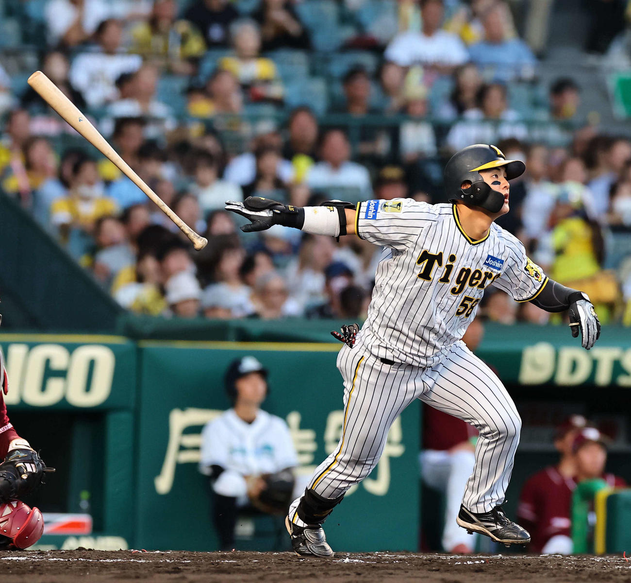 阪神対楽天　3回裏阪神2死一塁、前川は先制適時二塁打を放つ（撮影・上田博志）