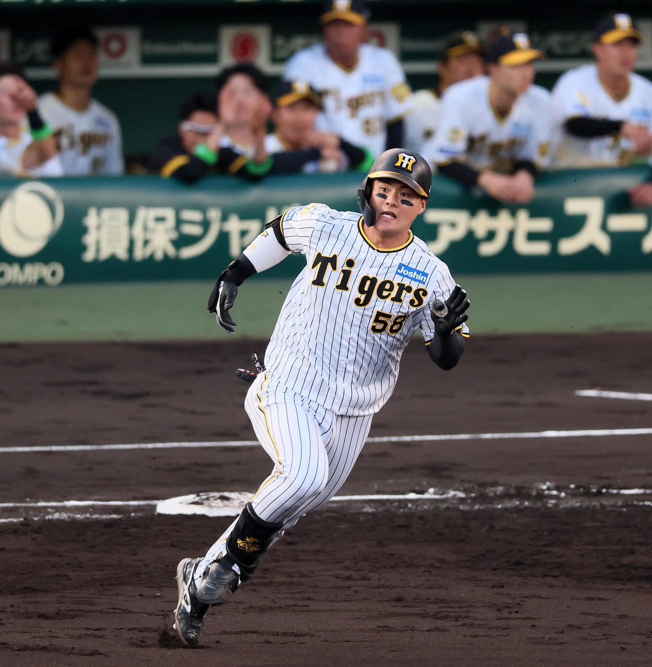 阪神対楽天　3回裏阪神2死一塁、前川は中適時二塁打を放つ（撮影・加藤哉）