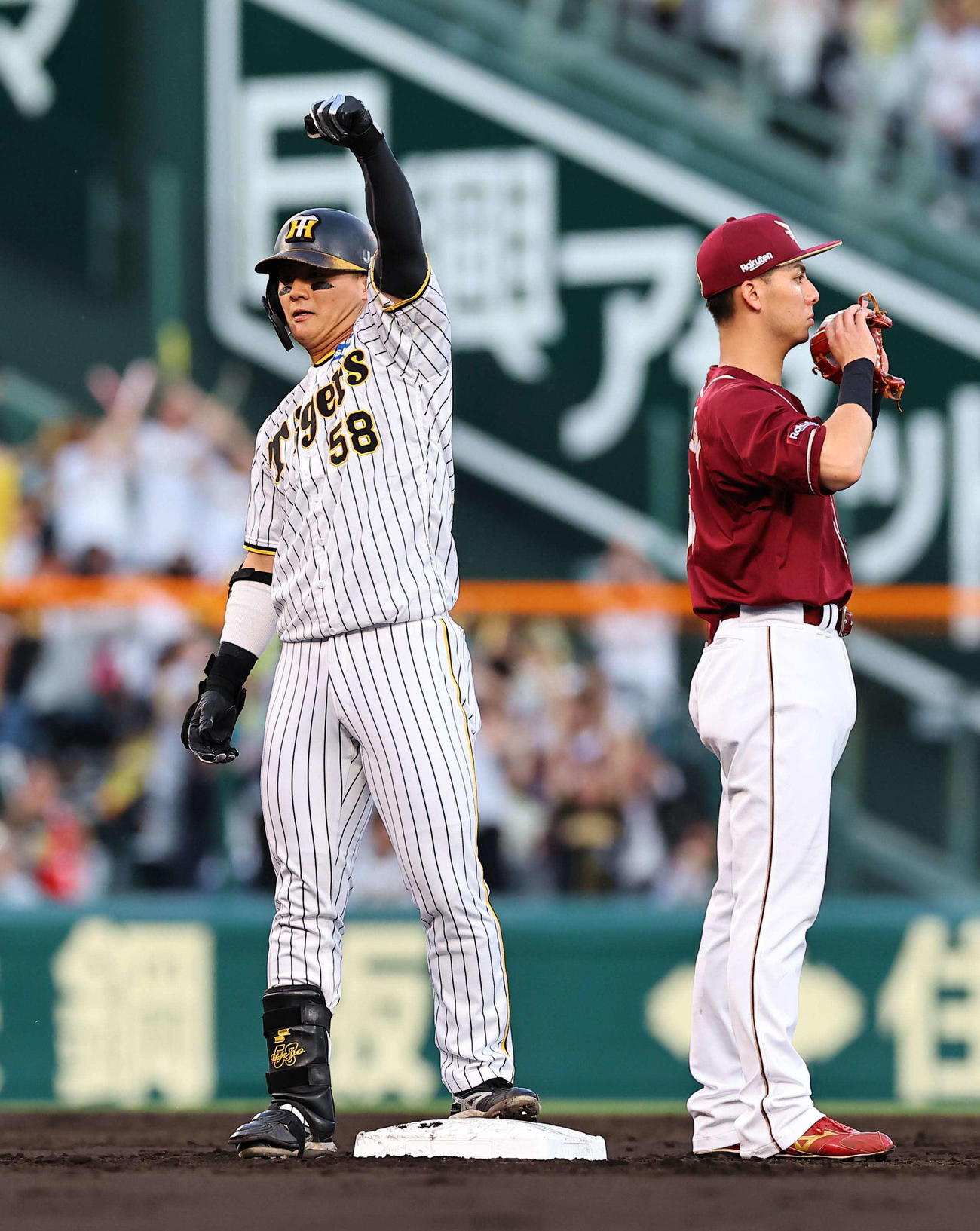 阪神対楽天　3回裏阪神2死一塁、先制適時二塁打を放った前川はベンチに向かってガッツポーズ（撮影・上田博志）