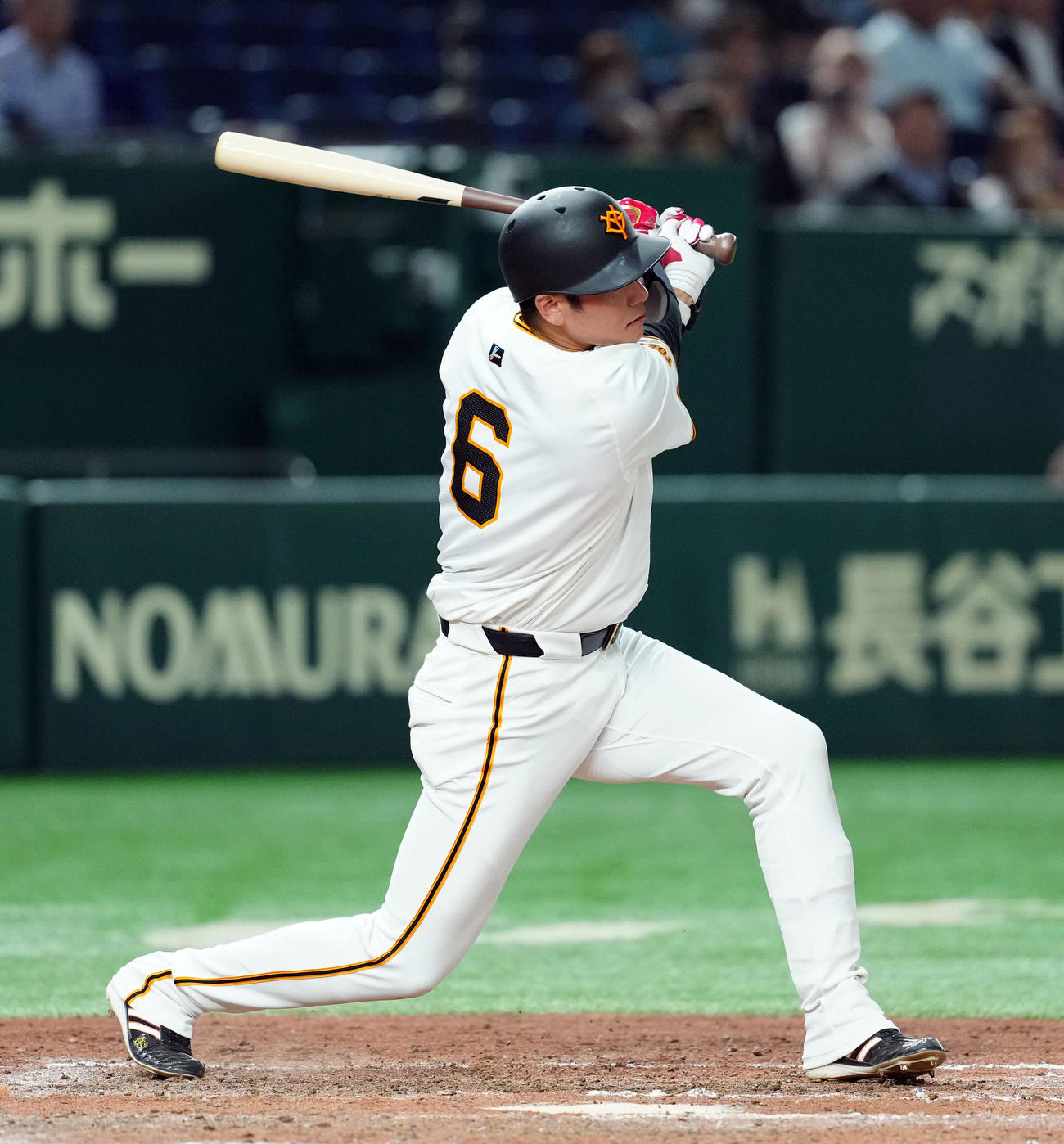 巨人対ロッテ　9回裏巨人無死、右前に安打を放つ坂本（撮影・たえ見朱実）