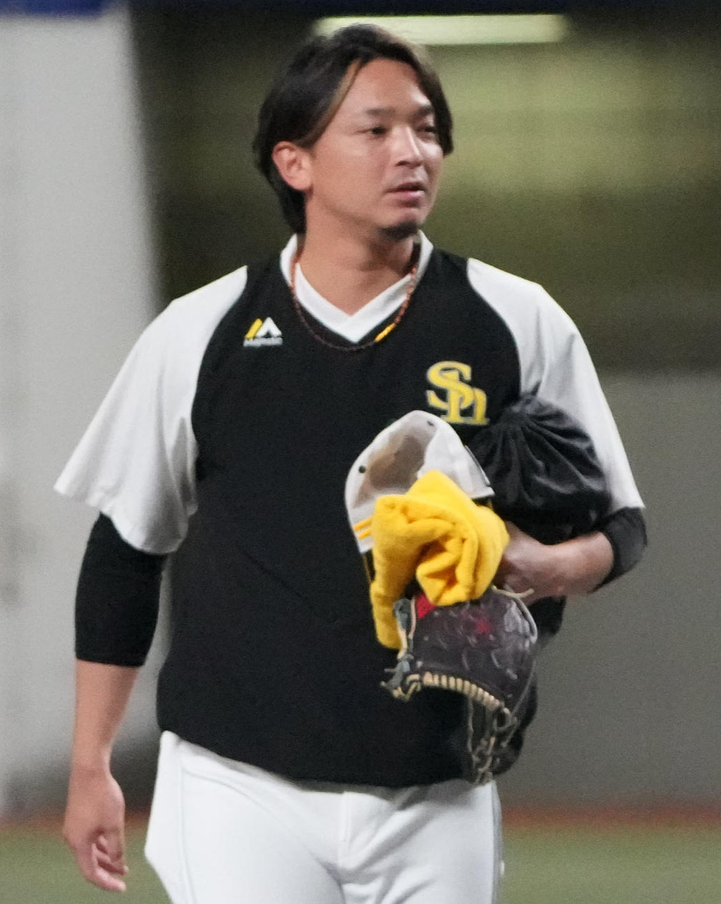 中日対ソフトバンク　試合前、マウンドの感触を確かめる東浜（中央）（撮影・森本幸一）