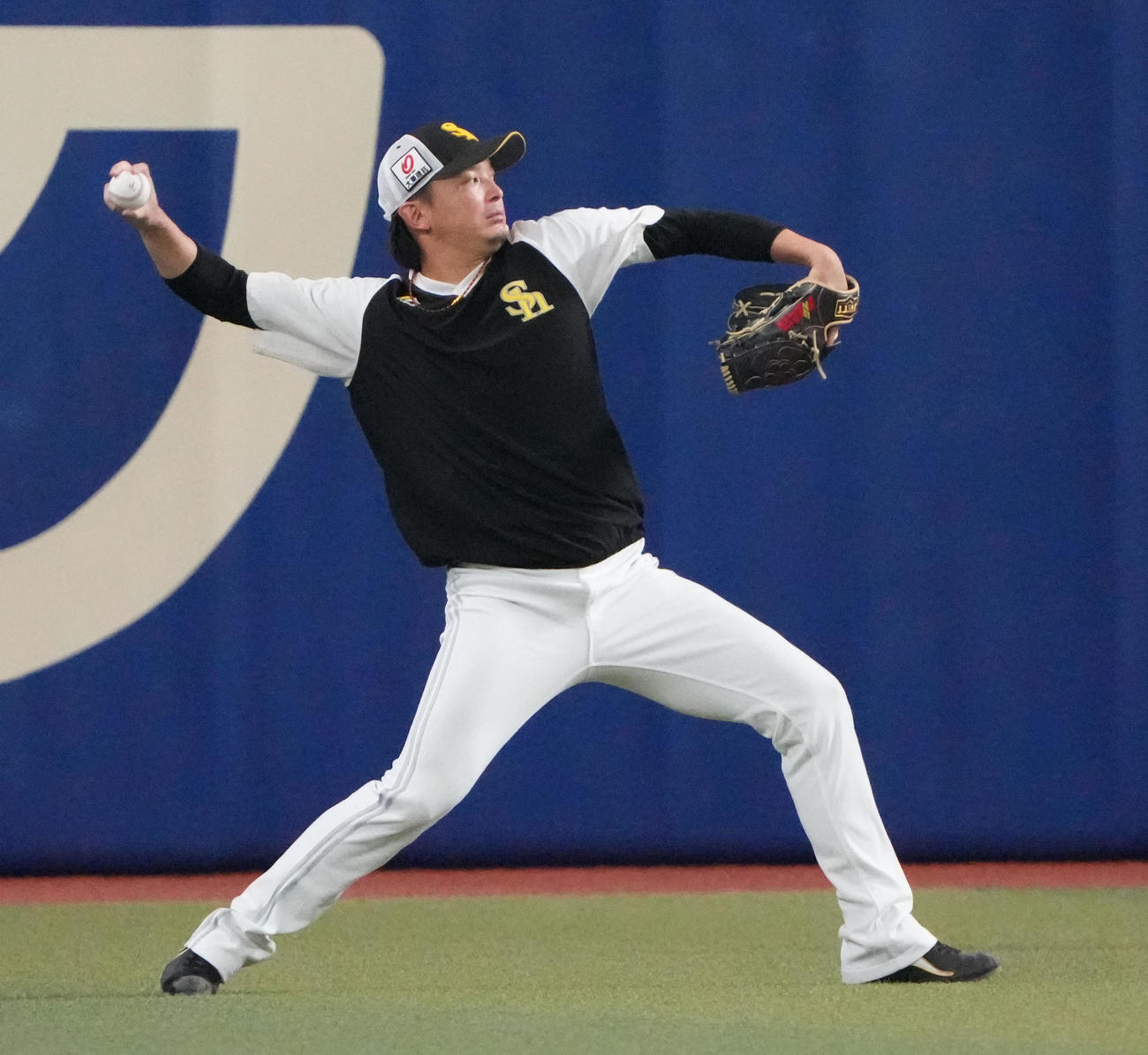 中日対ソフトバンク　試合前、キャッチボールをする東浜（撮影・森本幸一）