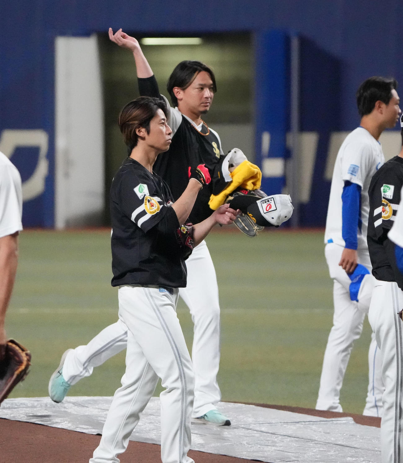 中日対ソフトバンク　試合前、マウンドの感触を確かめる東浜（奥）（撮影・森本幸一）