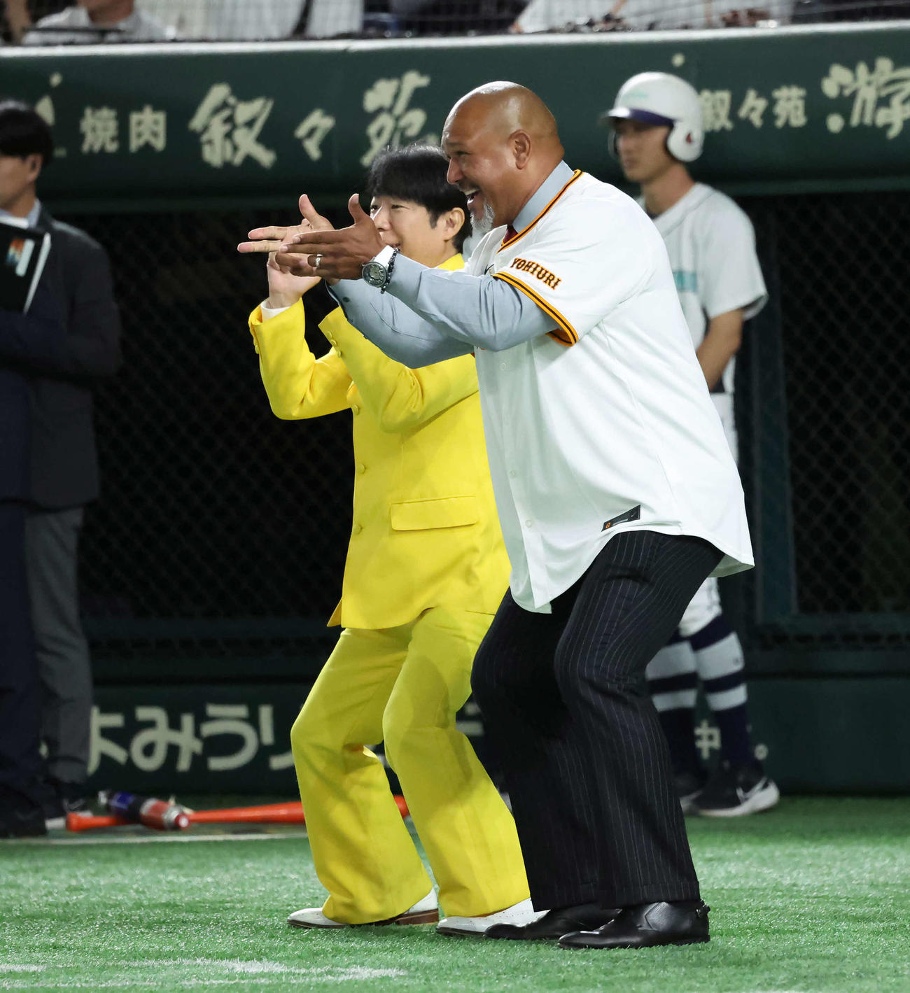 巨人対ロッテ　ダンディ坂野と現役時代のホームランパフォーマンスを披露するラミレスさん（撮影・丹羽敏通）