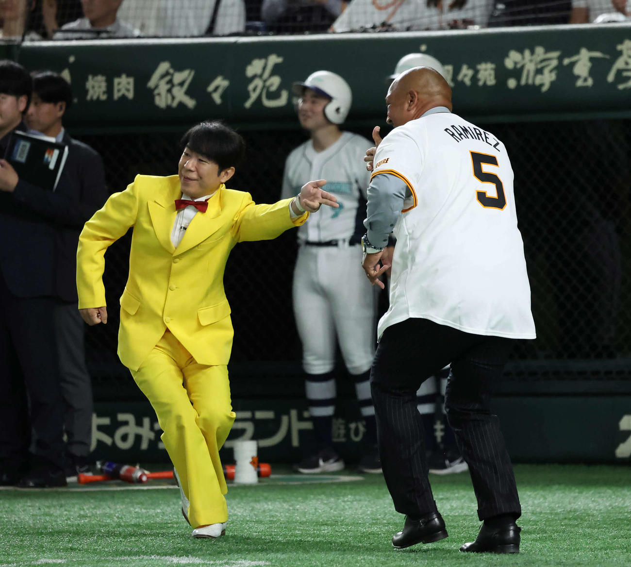 巨人対ロッテ　ダンディ坂野と現役時代のホームランパフォーマンスを披露するラミレスさん（撮影・丹羽敏通）