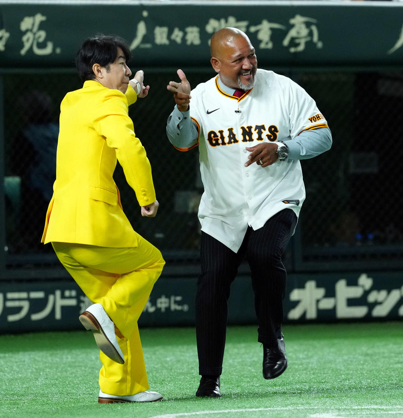 巨人対ロッテ　5回終了でダンディ坂野と本塁打後のパフォーマンスを披露するラミレス氏（右）（撮影・たえ見朱実）