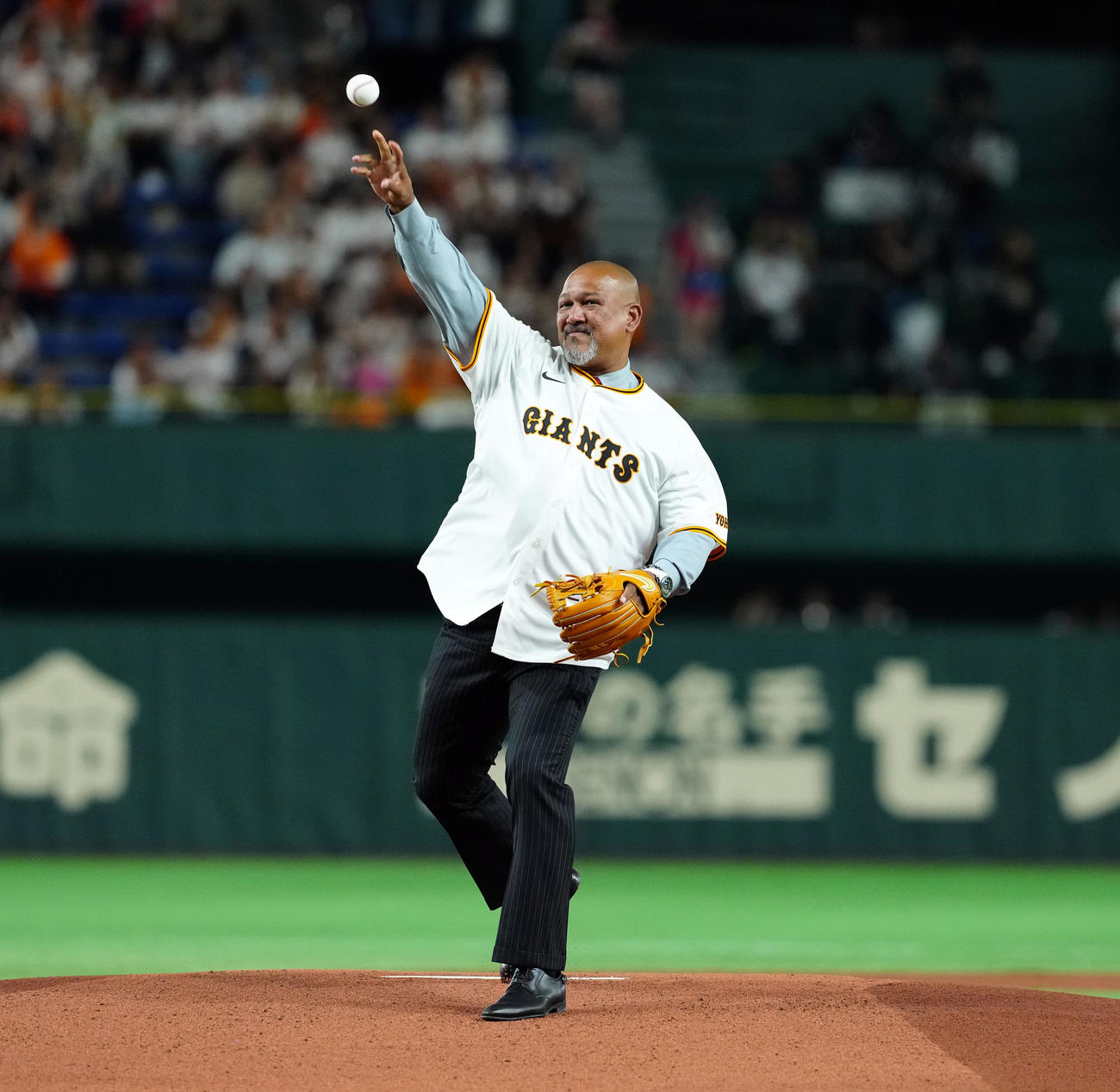 巨人対ロッテ　ファーストピッチを務めたアレックス・ラミレス氏（撮影・たえ見朱実）