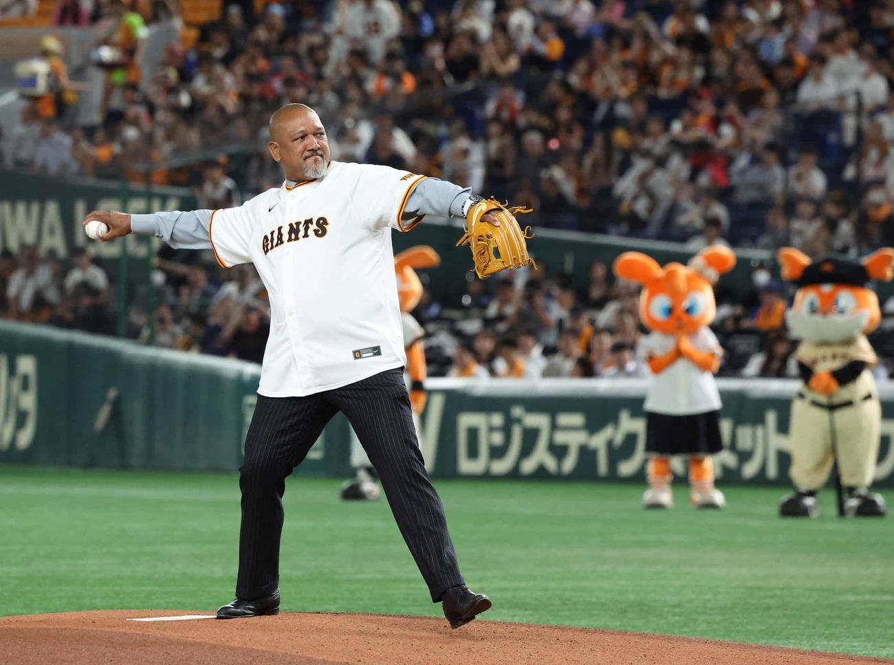 巨人対ロッテ　始球式を務めたラミレスさん（撮影・丹羽敏通）
