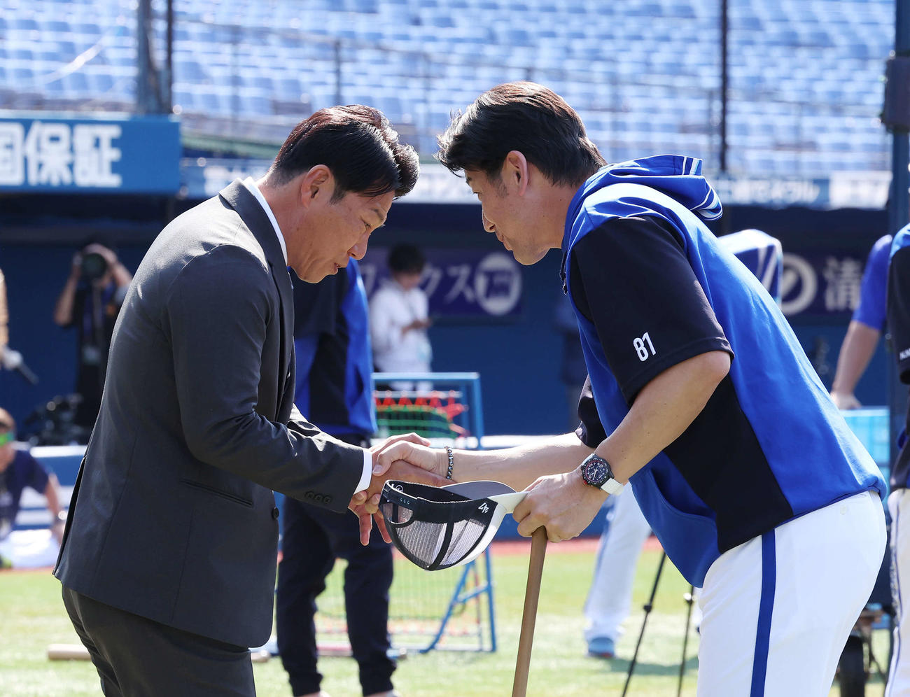 DeNA対オリックス　試合前、握手する侍ジャパン井端監督（左）とDeNA三浦監督（撮影・宮地輝）