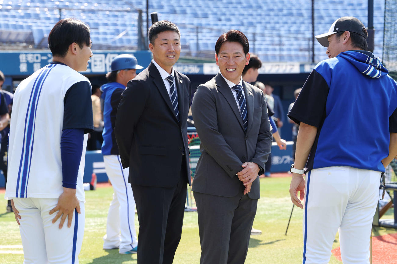 DeNA対オリックス　試合前、DeNA山本（左）のあいさつに笑顔を見せる、左から1人おいて侍ジャパン吉見投手コーチ、井端監督、三浦監督（撮影・宮地輝）