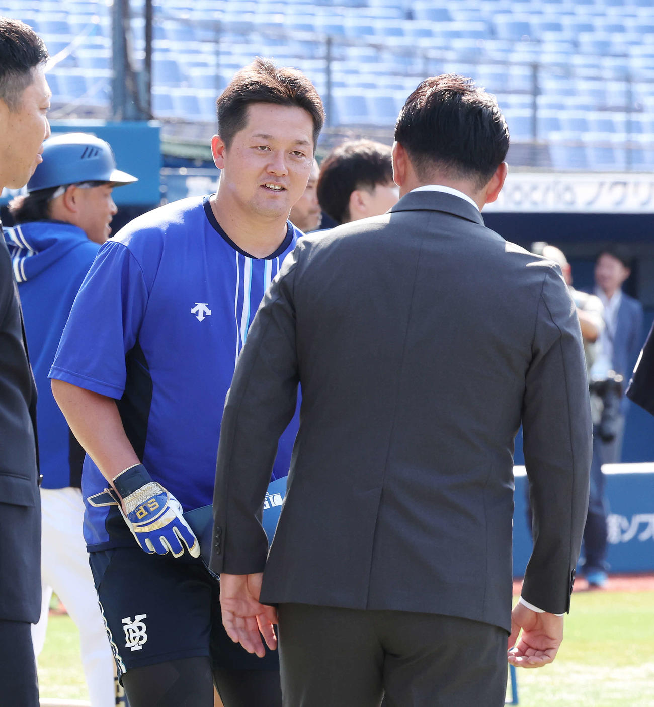 DeNA対オリックス　試合前、侍ジャパン井端監督（手前）にあいさつするDeNA牧（撮影・宮地輝）