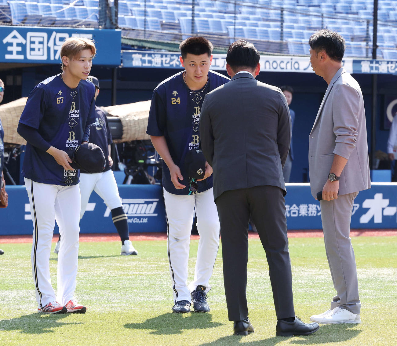 DeNA対オリックス　試合前、侍ジャパン井端監督（中央右）と宮本氏（右）にあいさつするオリックス中川（左）と紅林（撮影・宮地輝）