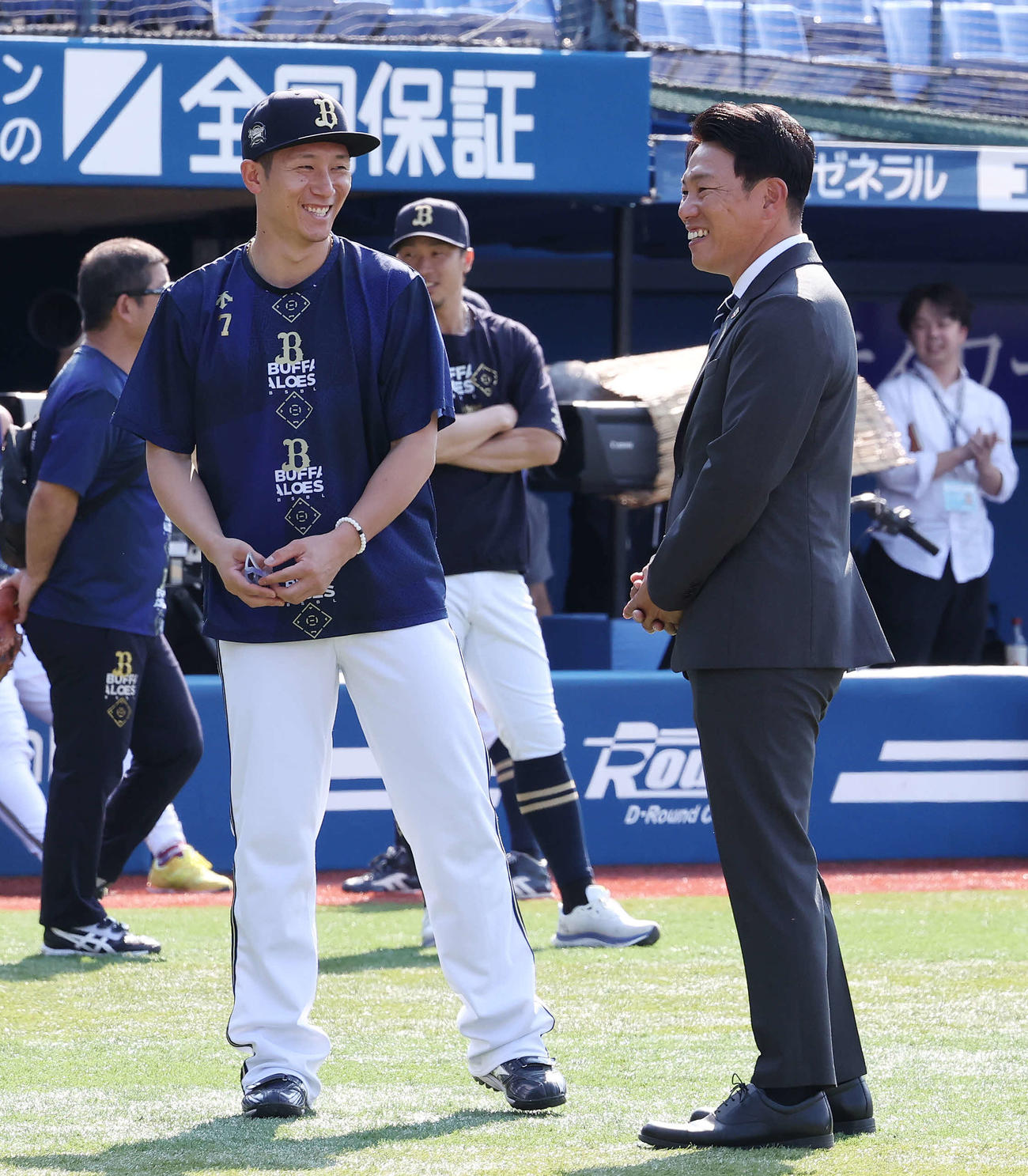 DeNA対オリックス　試合前、談笑するオリックス西川（左）と侍ジャパン井端監督（撮影・宮地輝）