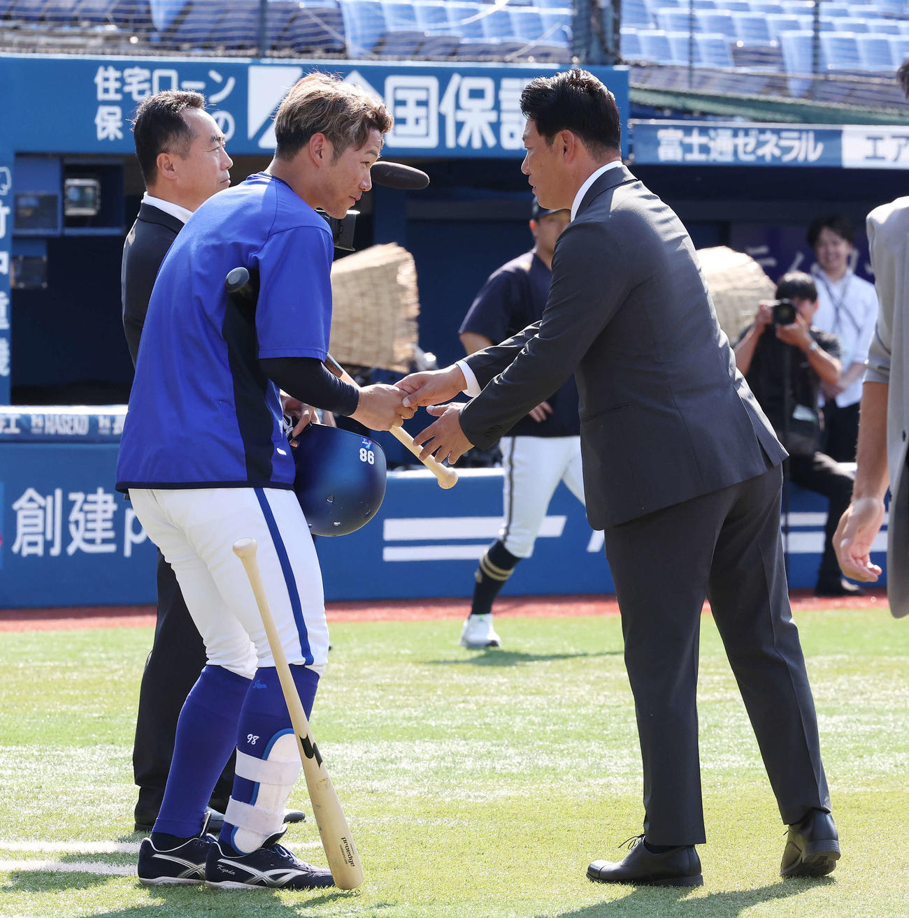 DeNA対オリックス　試合前、侍ジャパン井端監督（右）と握手するDeNA京田（撮影・宮地輝）
