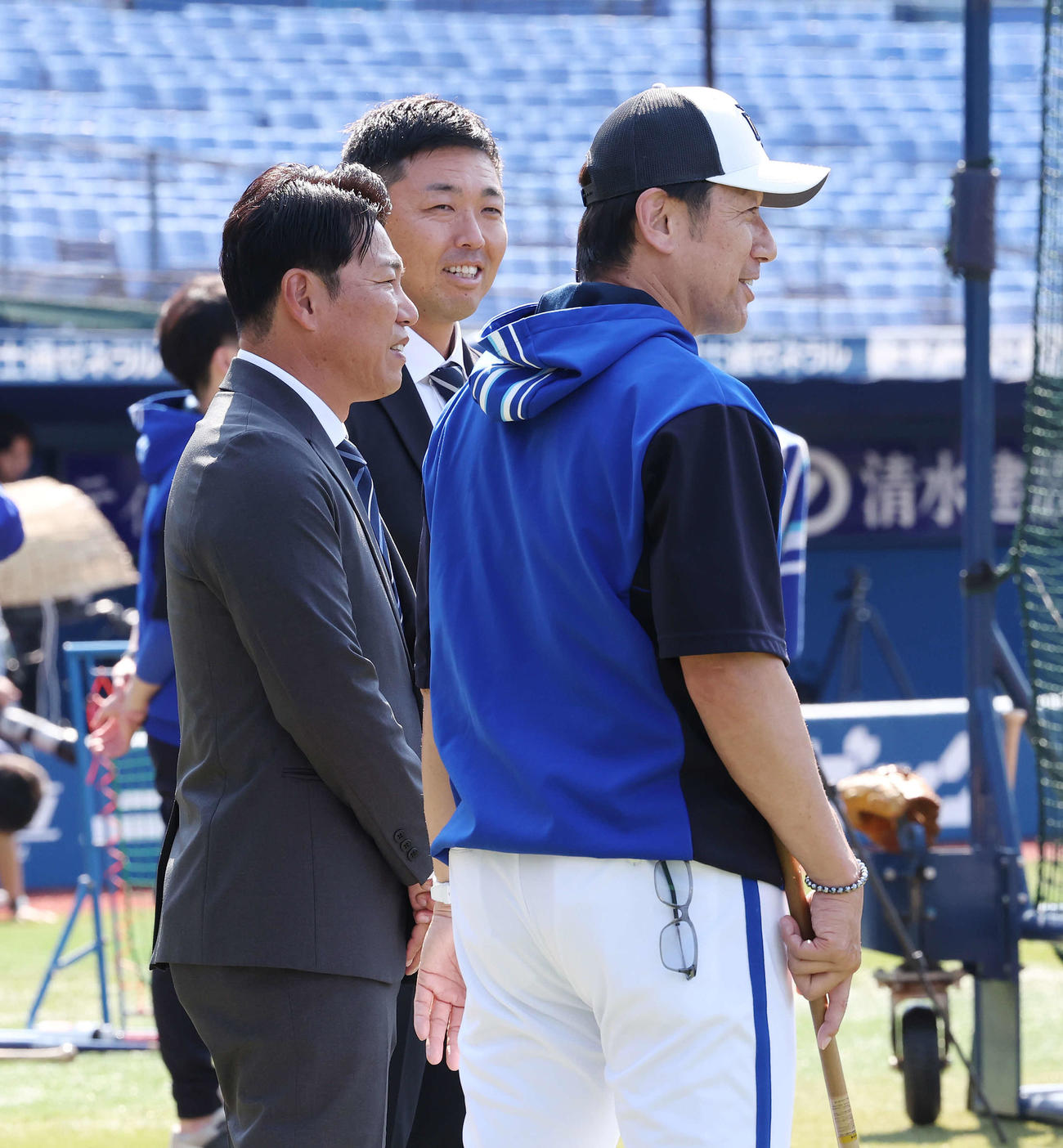 DeNA対オリックス　試合前、視察に訪れた侍ジャパン井端監督（左）と吉見投手コーチ（中央）と笑顔を見せるDeNA三浦監督（撮影・宮地輝）