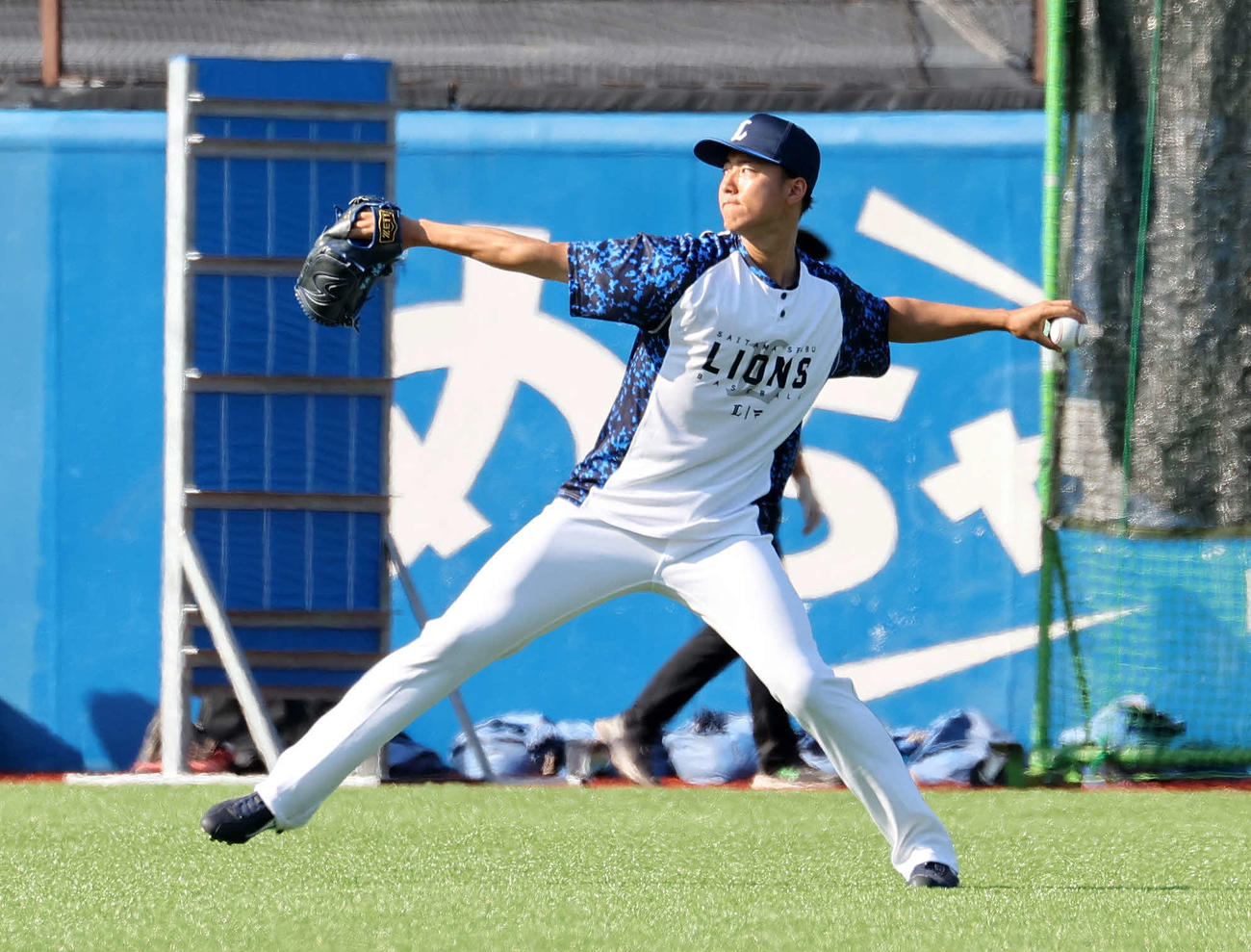 ヤクルト対西武　キャッチボールする西武菅井（撮影・鈴木正人）