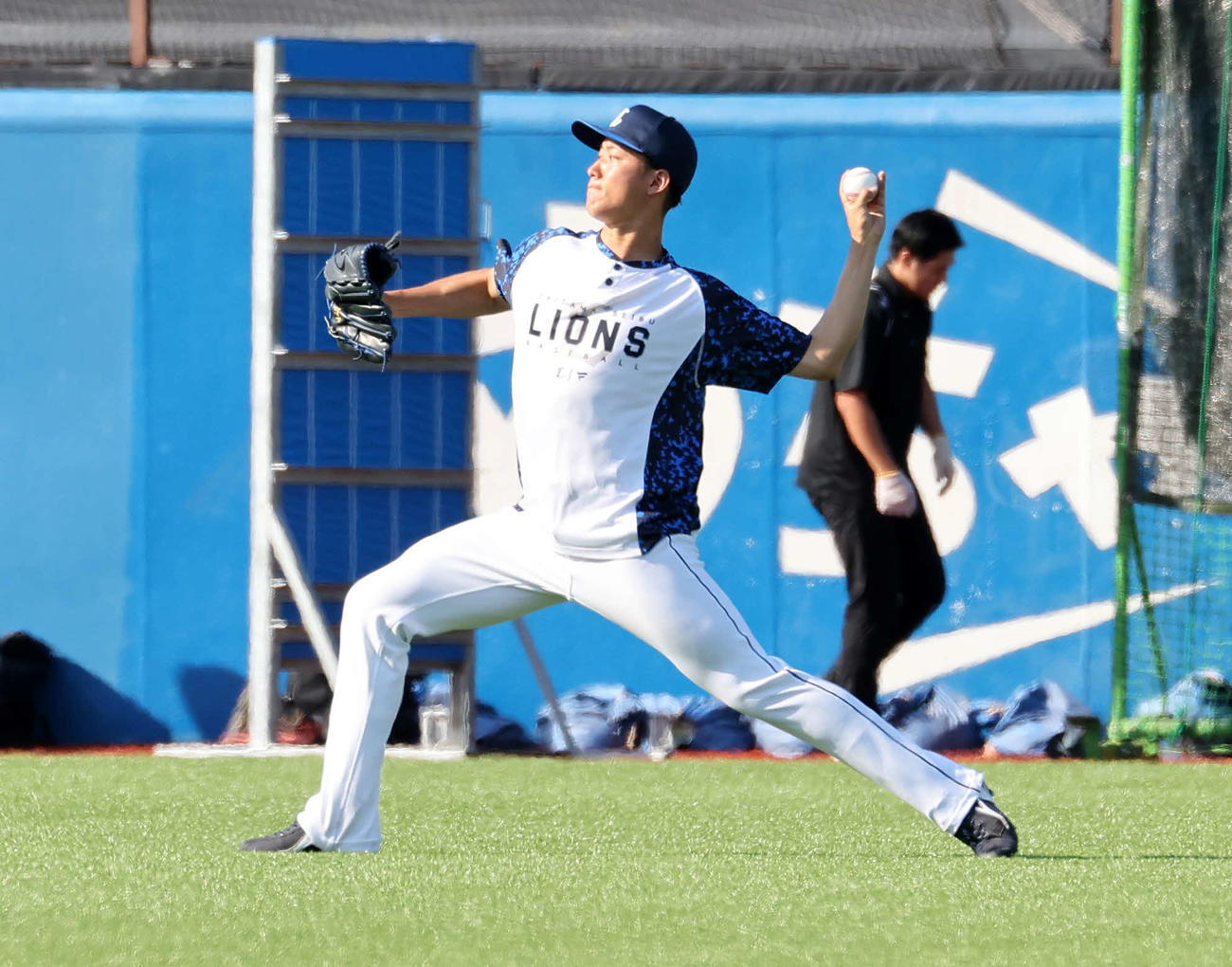 ヤクルト対西武　キャッチボールする西武菅井（撮影・鈴木正人）