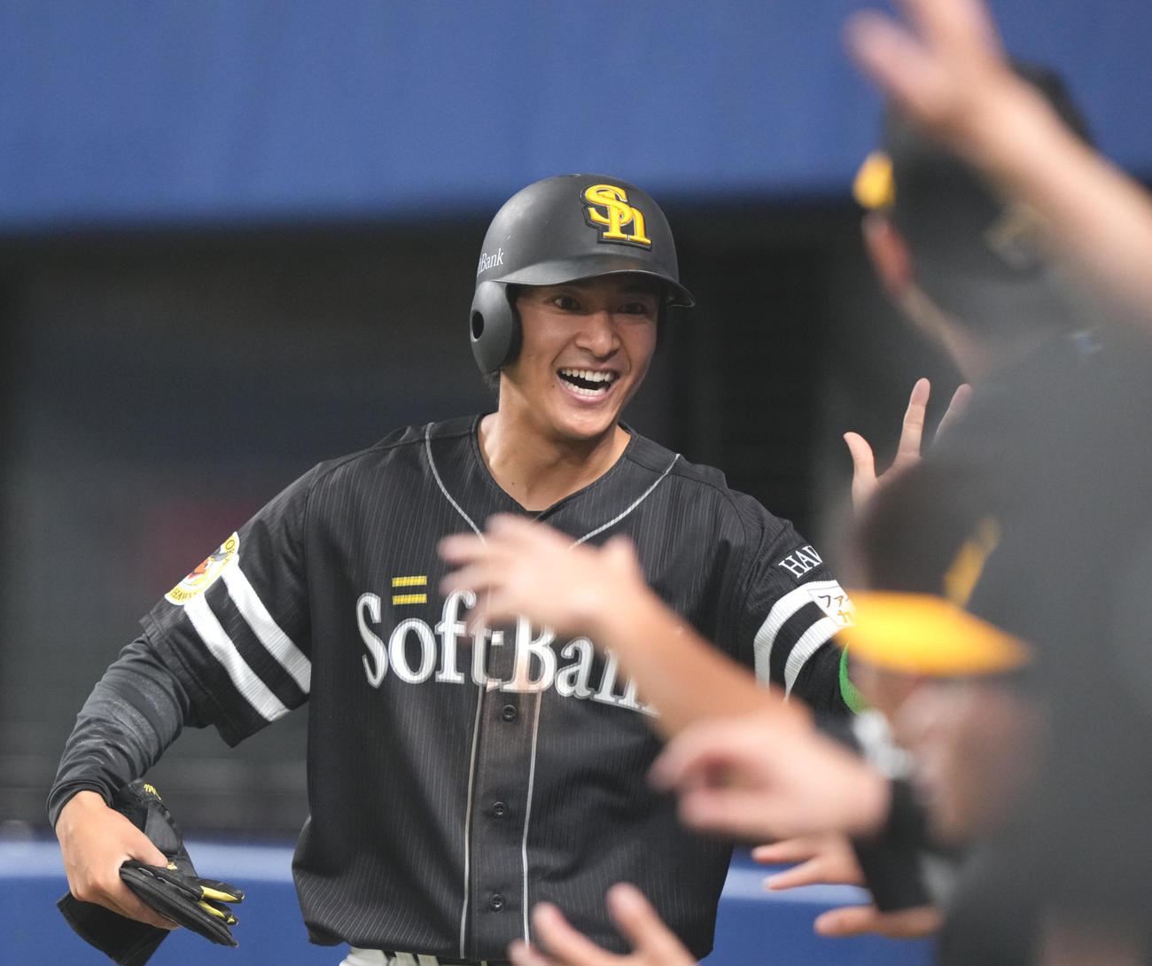 中日対ソフトバンク　3回表ソフトバンク2死二塁、広瀬の右前適時打で生還しナインとタッチを交わす柳町（左）（撮影・森本幸一）