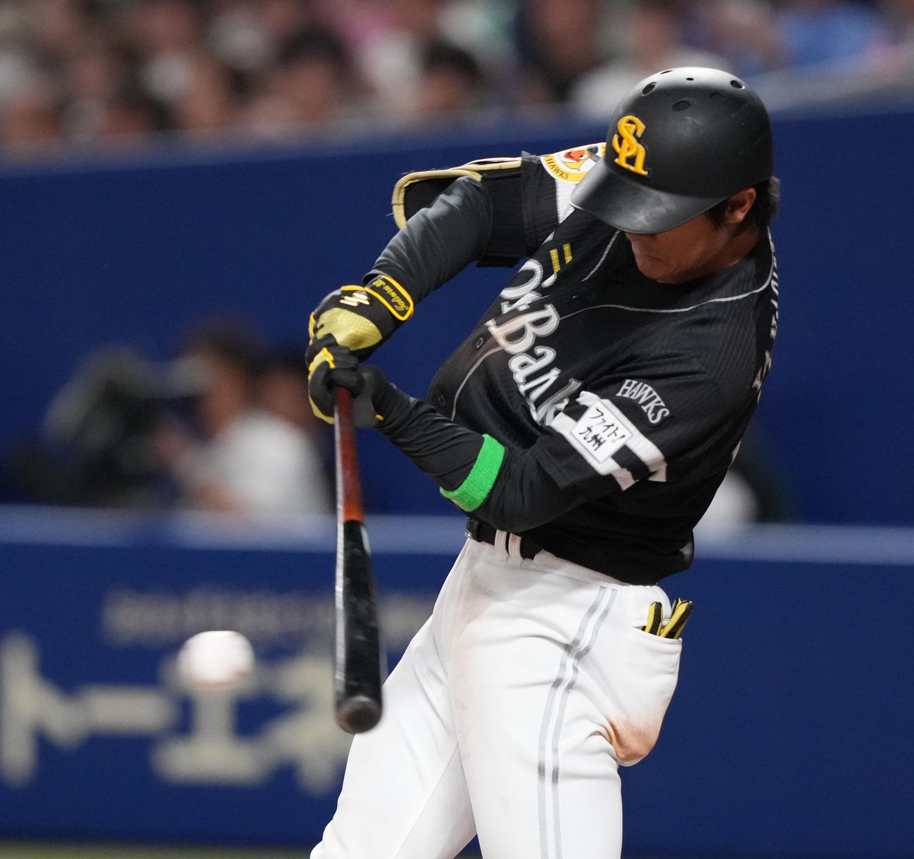 中日対ソフトバンク　3回表ソフトバンク2死二塁、中前適時打を放つ柳町（撮影・森本幸一）