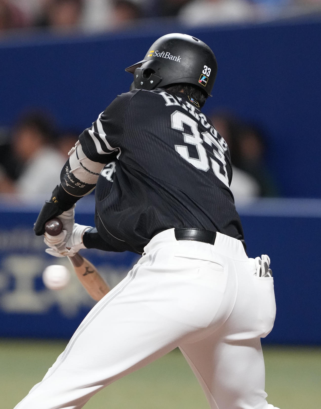 中日対ソフトバンク　3回表ソフトバンク2死二塁、右前適時打を放つ広瀬（撮影・森本幸一）