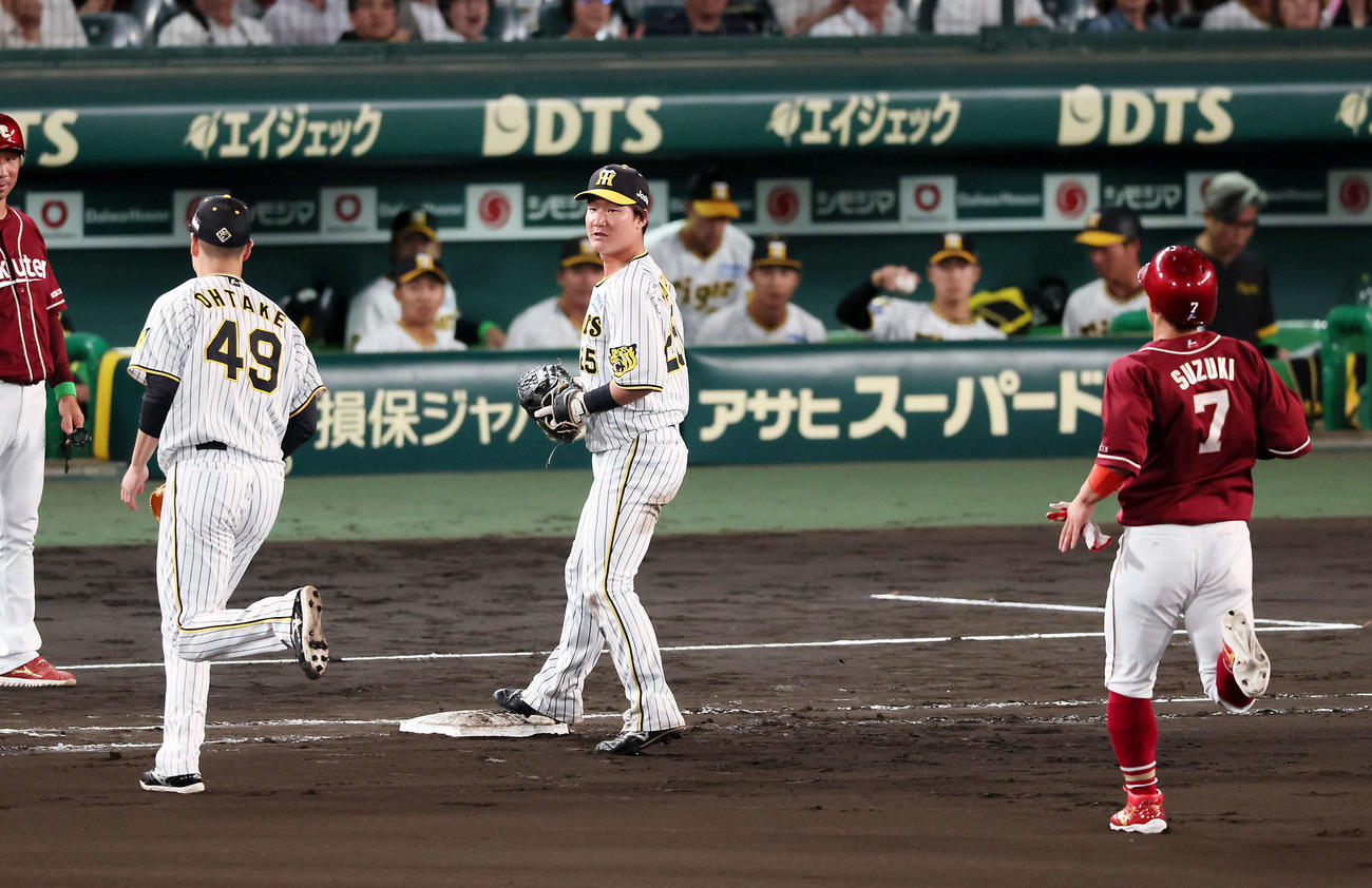 阪神対楽天　6回表楽天1死一塁、一塁手渡辺は打者渡辺佳の中飛で近本からの返球を受け一塁ベースを踏み併殺完成。右は一塁走者の鈴木大（撮影・加藤哉）