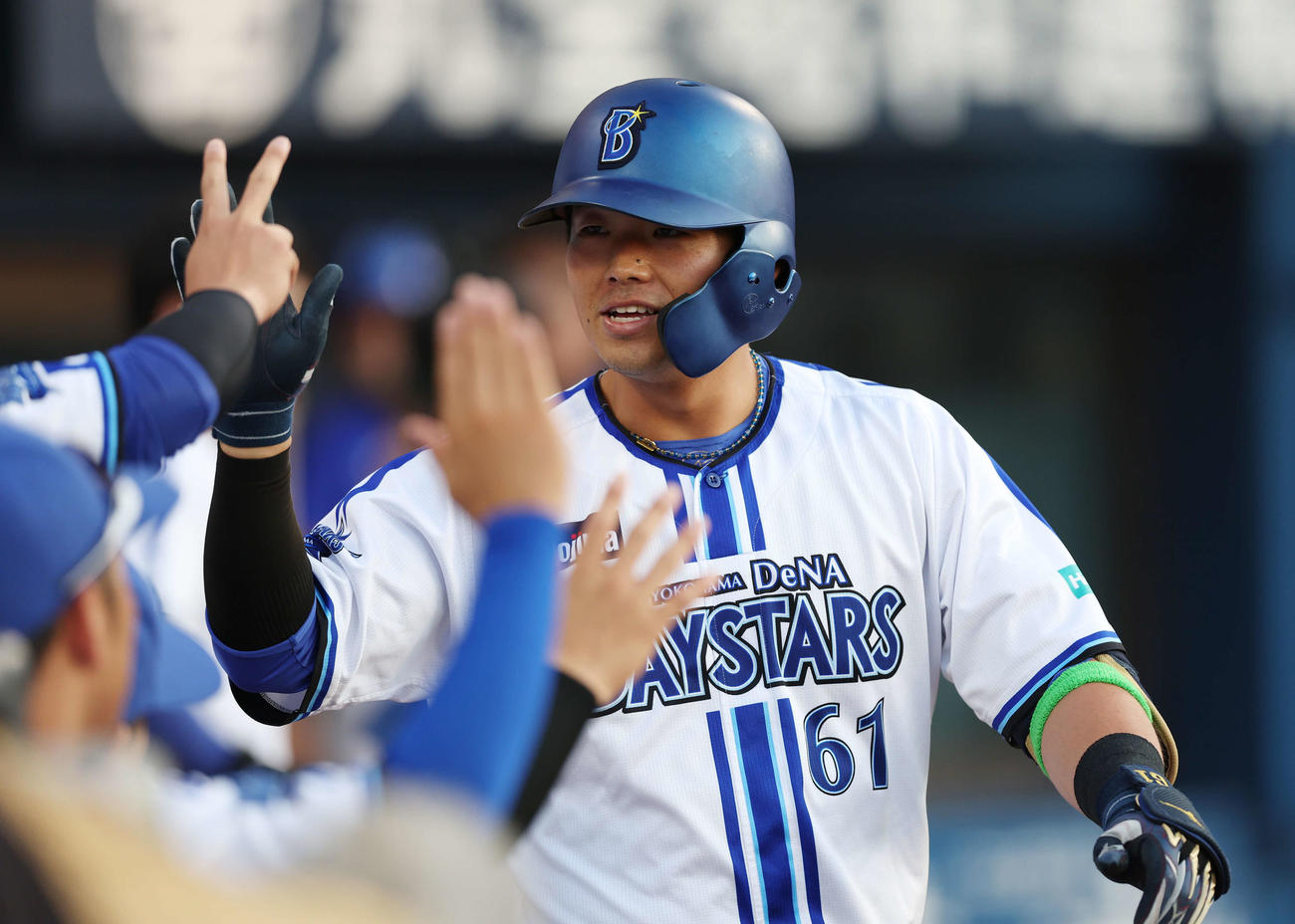 DeNA対オリックス　1回裏DeNA無死、右越えソロ本塁打を放ちタッチを交わす蝦名（撮影・宮地輝）