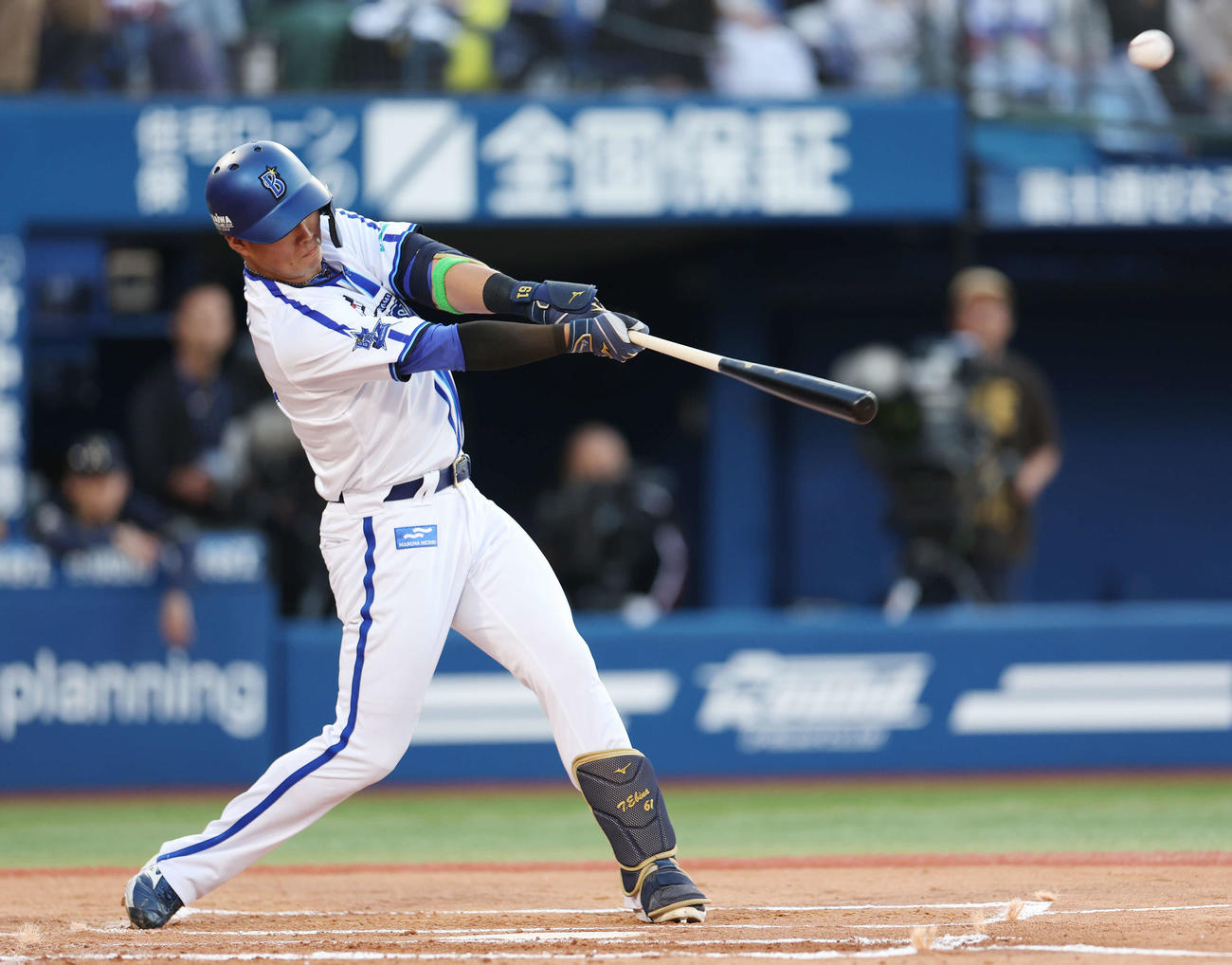 DeNA対オリックス　1回裏DeNA無死、右越えソロ本塁打を放つ蝦名（撮影・宮地輝）