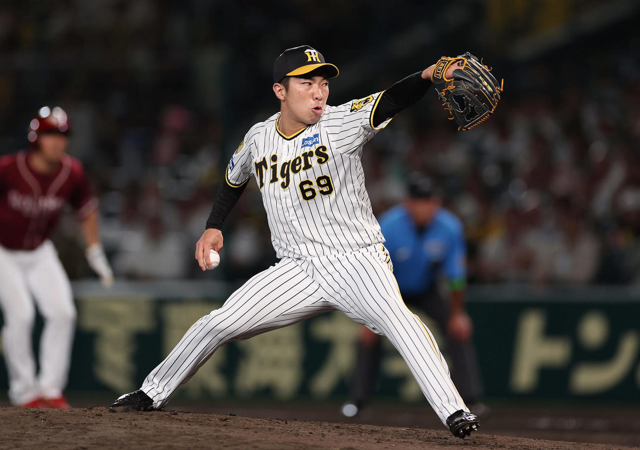 阪神対楽天　阪神2番手で登板する石井（撮影・前田充）