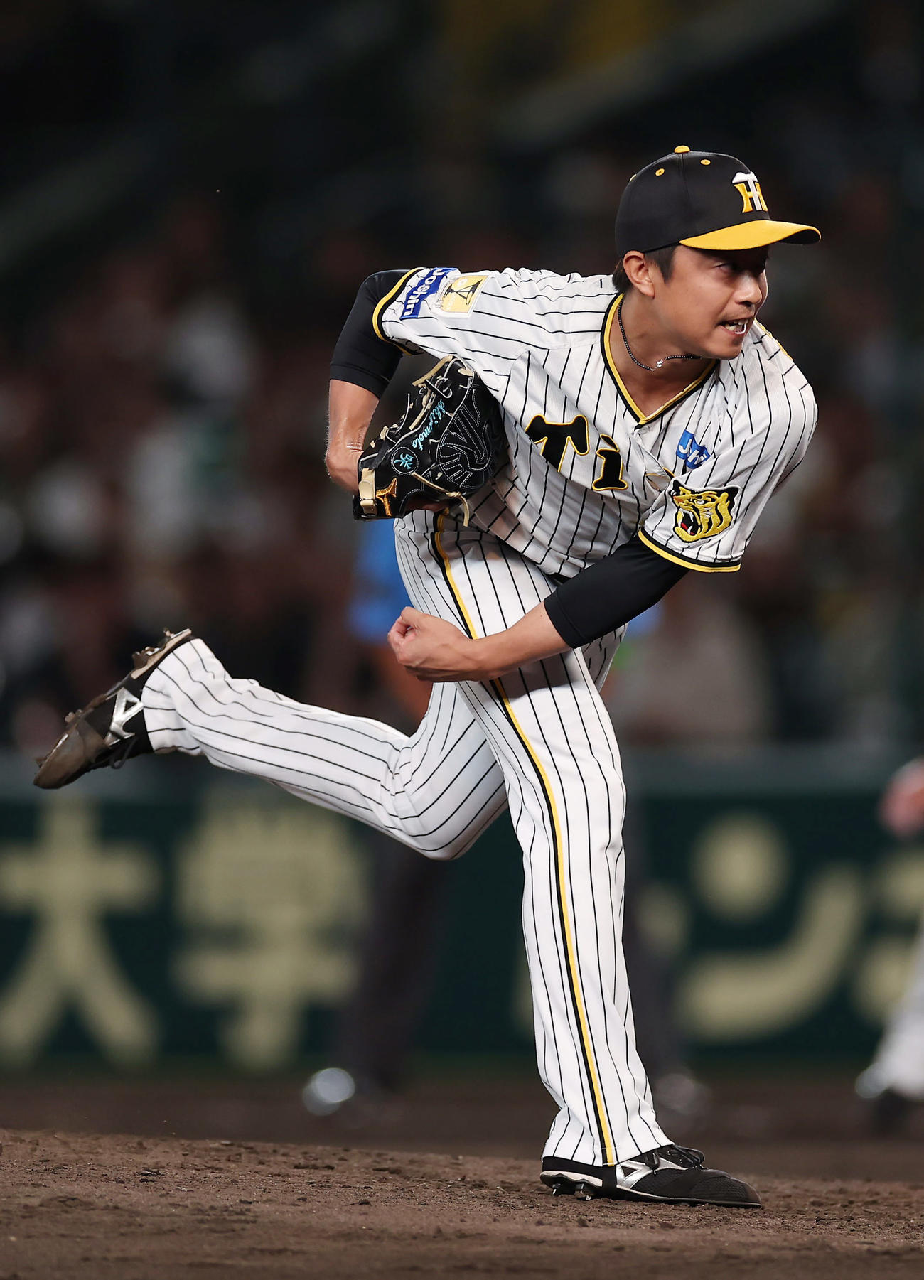 阪神対楽天　阪神3番手で登板する島本（撮影・前田充）