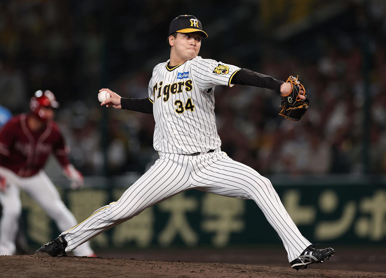 阪神対楽天　阪神4番手で登板する漆原（撮影・前田充）