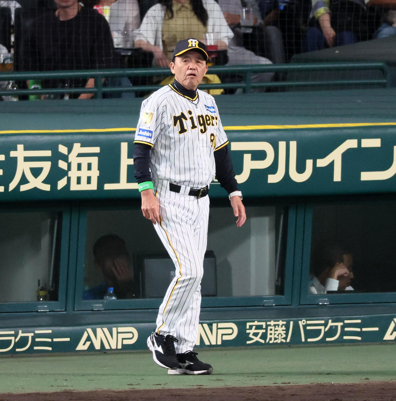 阪神対楽天　7回表楽天2死満塁、岡田監督は投手交代を告げる（撮影・加藤哉）