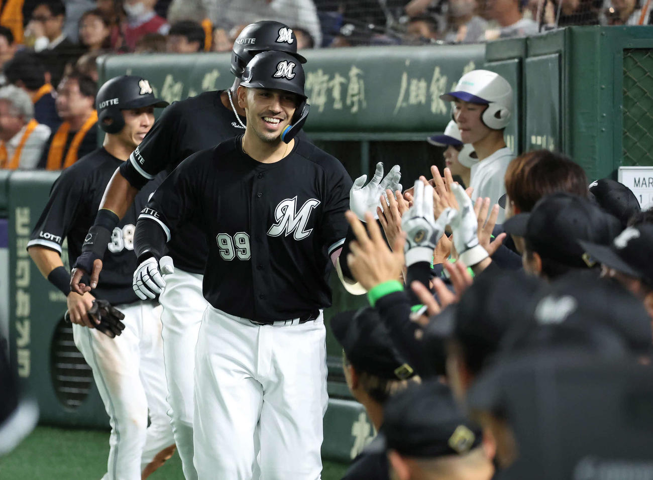 巨人対ロッテ　4回表ロッテ無死一、二塁、ソトは右越えに3点本塁打を放ちナインの祝福を受ける（撮影・丹羽敏通）