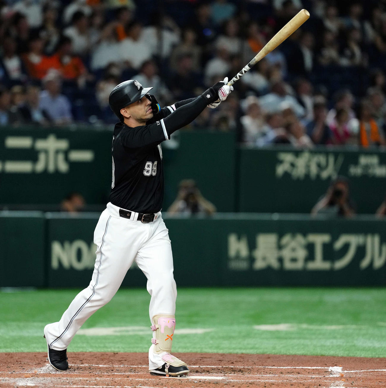 巨人対ロッテ　4回表ロッテ無死一、二塁、右越えに3点本塁打を放ち打球の行方を見るソト（撮影・たえ見朱実）