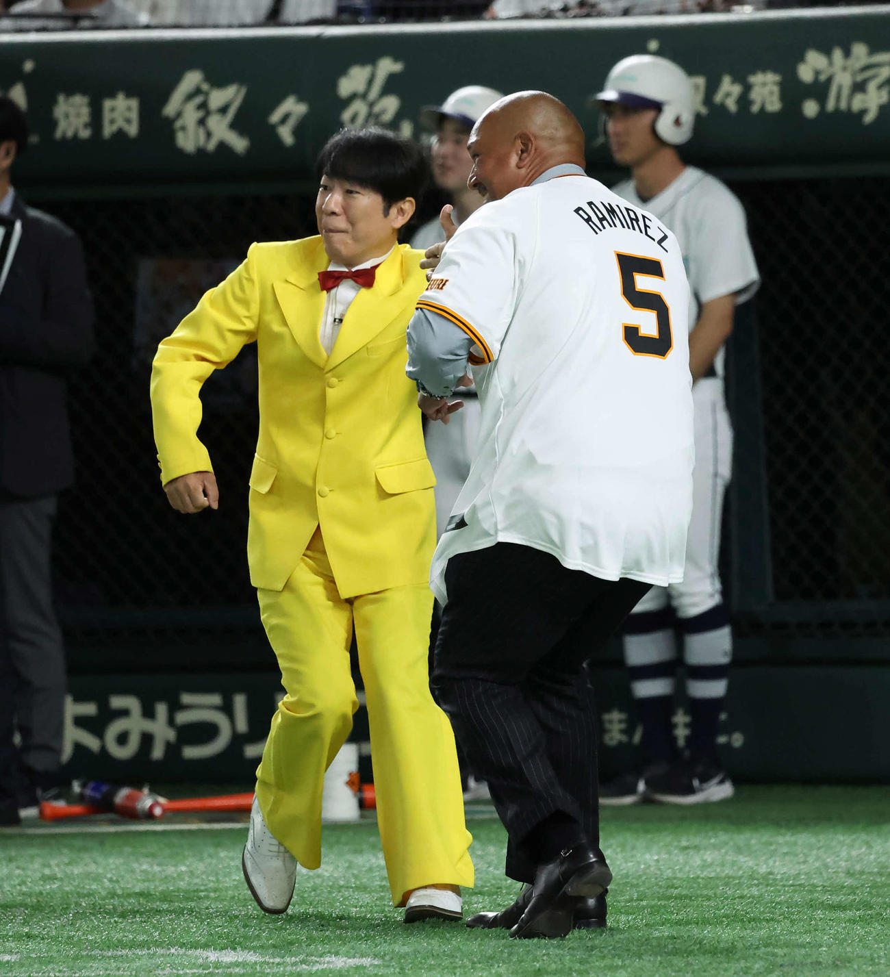 巨人対ロッテ　ダンディ坂野と現役時代のホームランパフォーマンスを披露するラミレスさん（撮影・丹羽敏通）